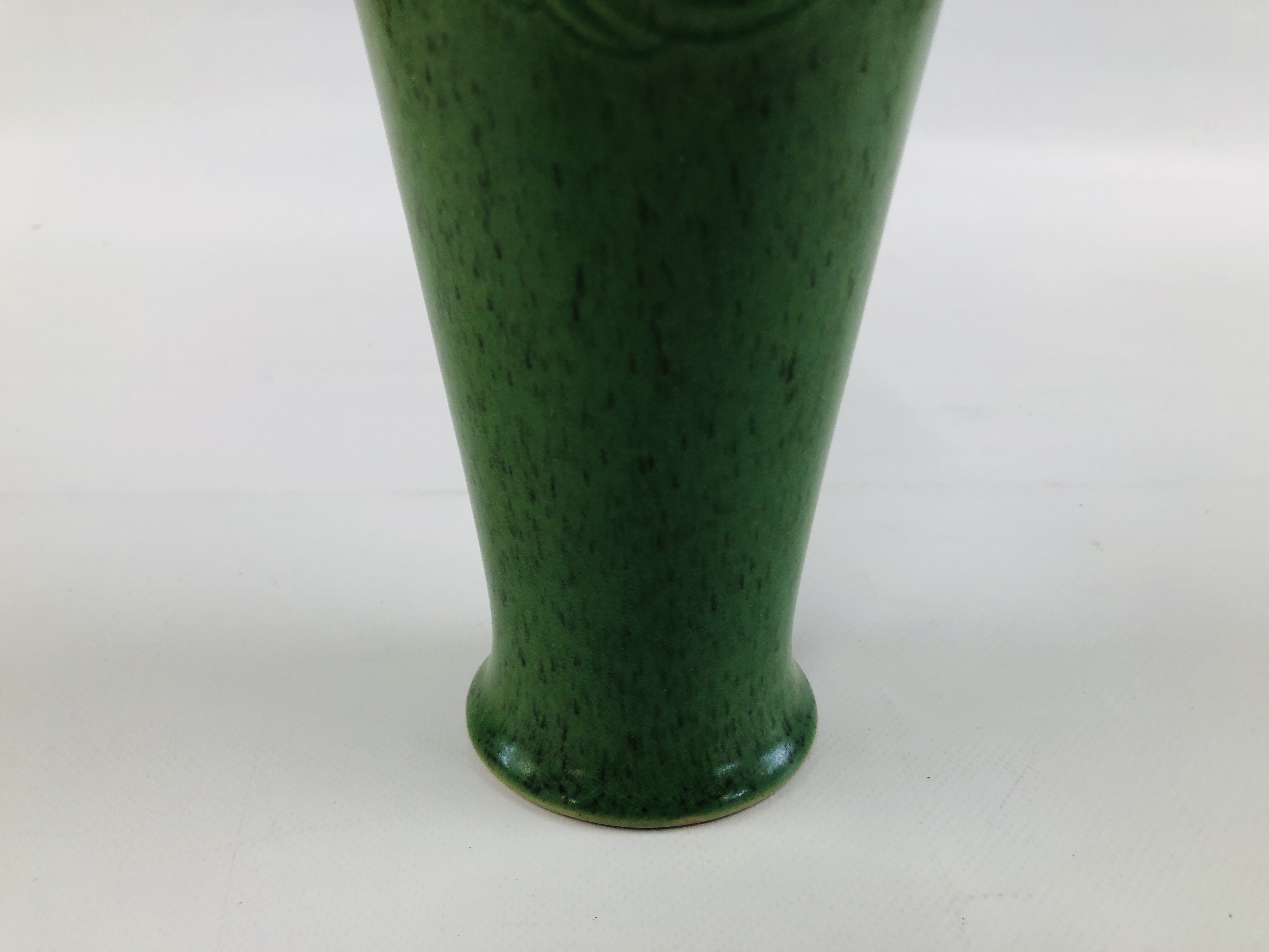 A GREEN GLAZED ROYAL DOULTON VASE SIGNED BY ARTIST INITIALS NUMBER 5523 HEIGHT 26CM. - Image 4 of 6