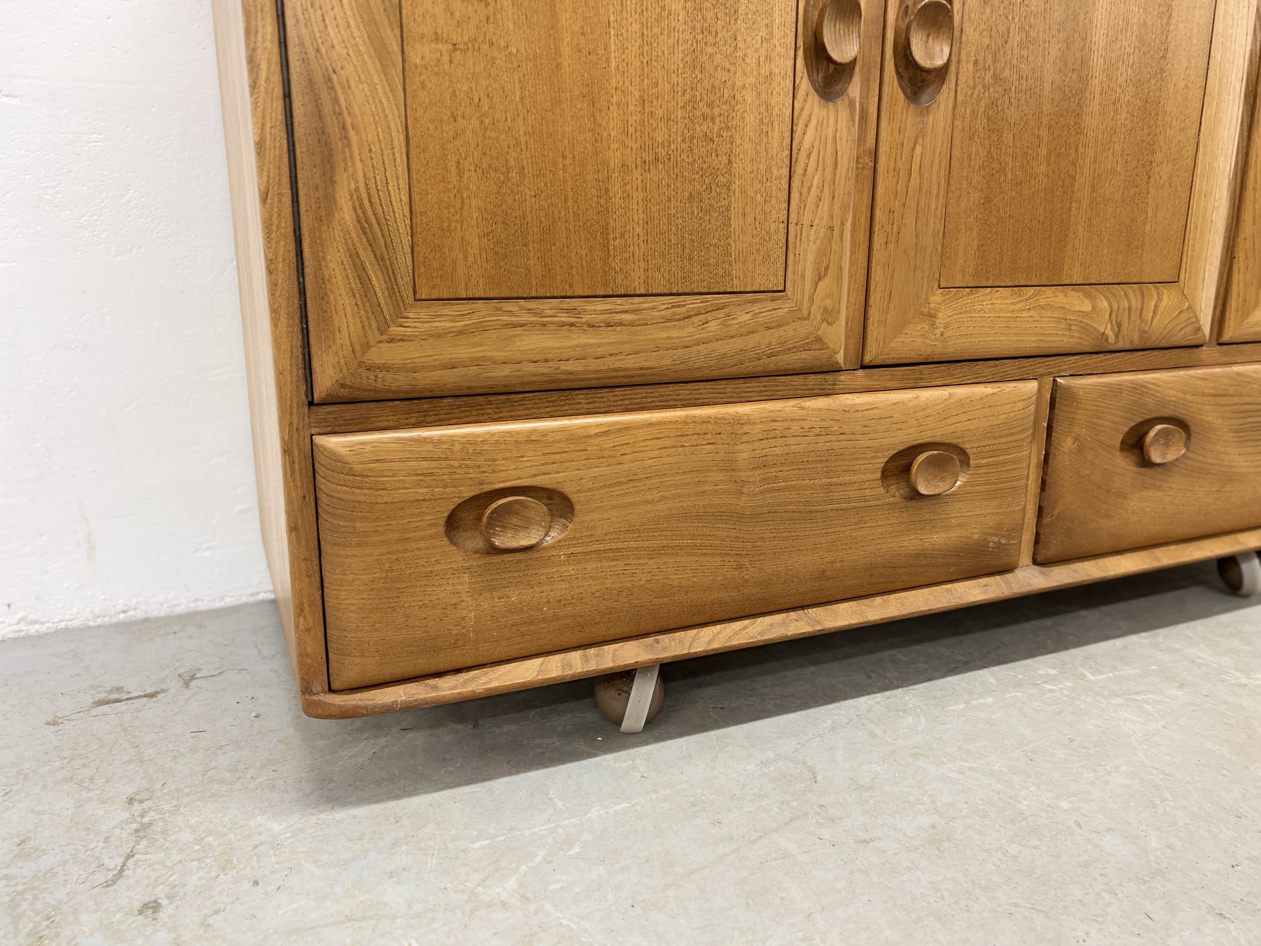 AN ERCOL WINDSOR SIDEBOARD, 3 CUPBOARD DOORS ABOVE 2 DRAWERS W 130CM X D 44CM X H 76CM. - Image 11 of 18