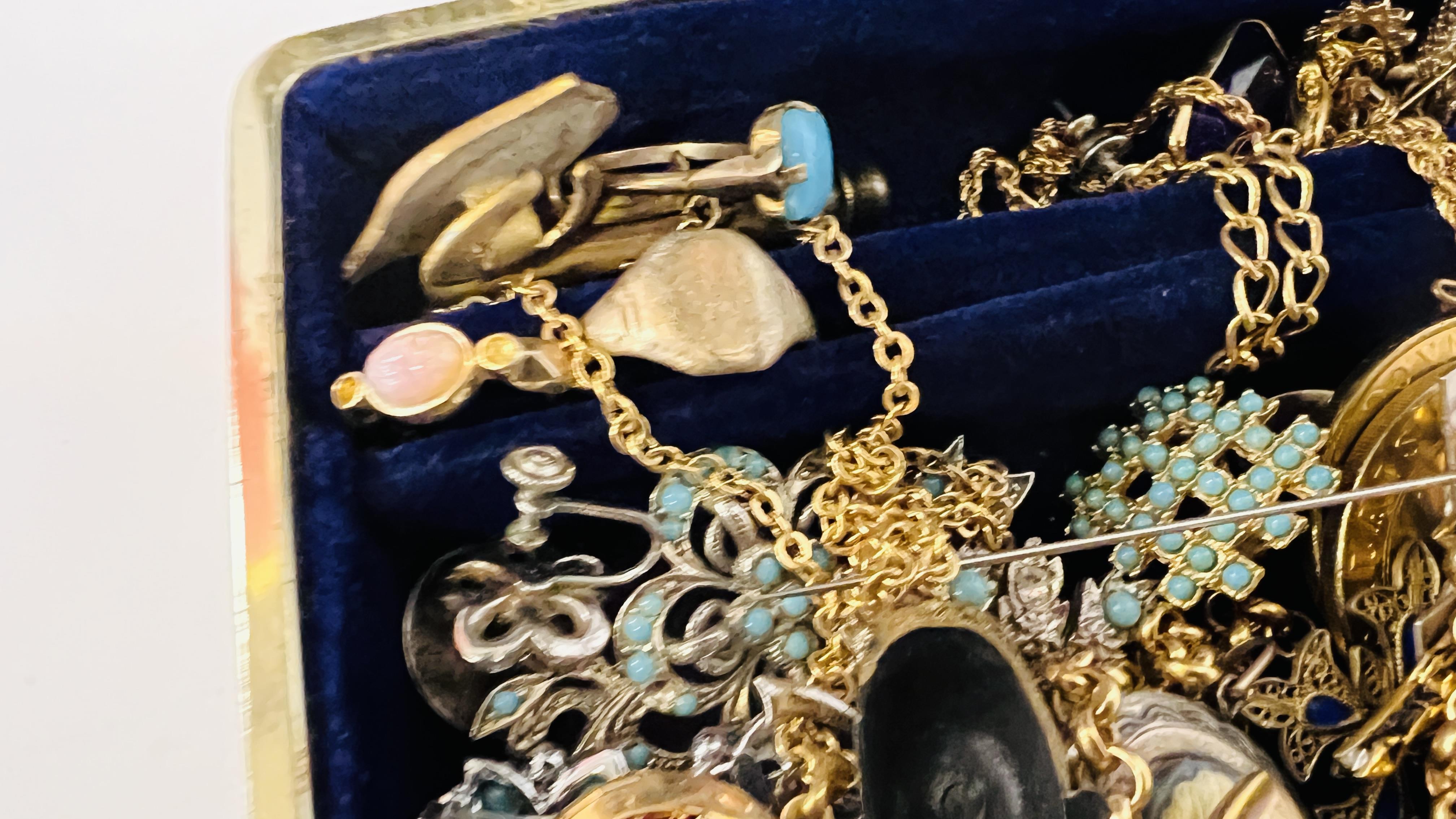 JEWELLERY BOX & CONTENTS TO INCLUDE VINTAGE & COSTUME JEWELLERY, RINGS, BELCHER CHAIN, - Image 9 of 10