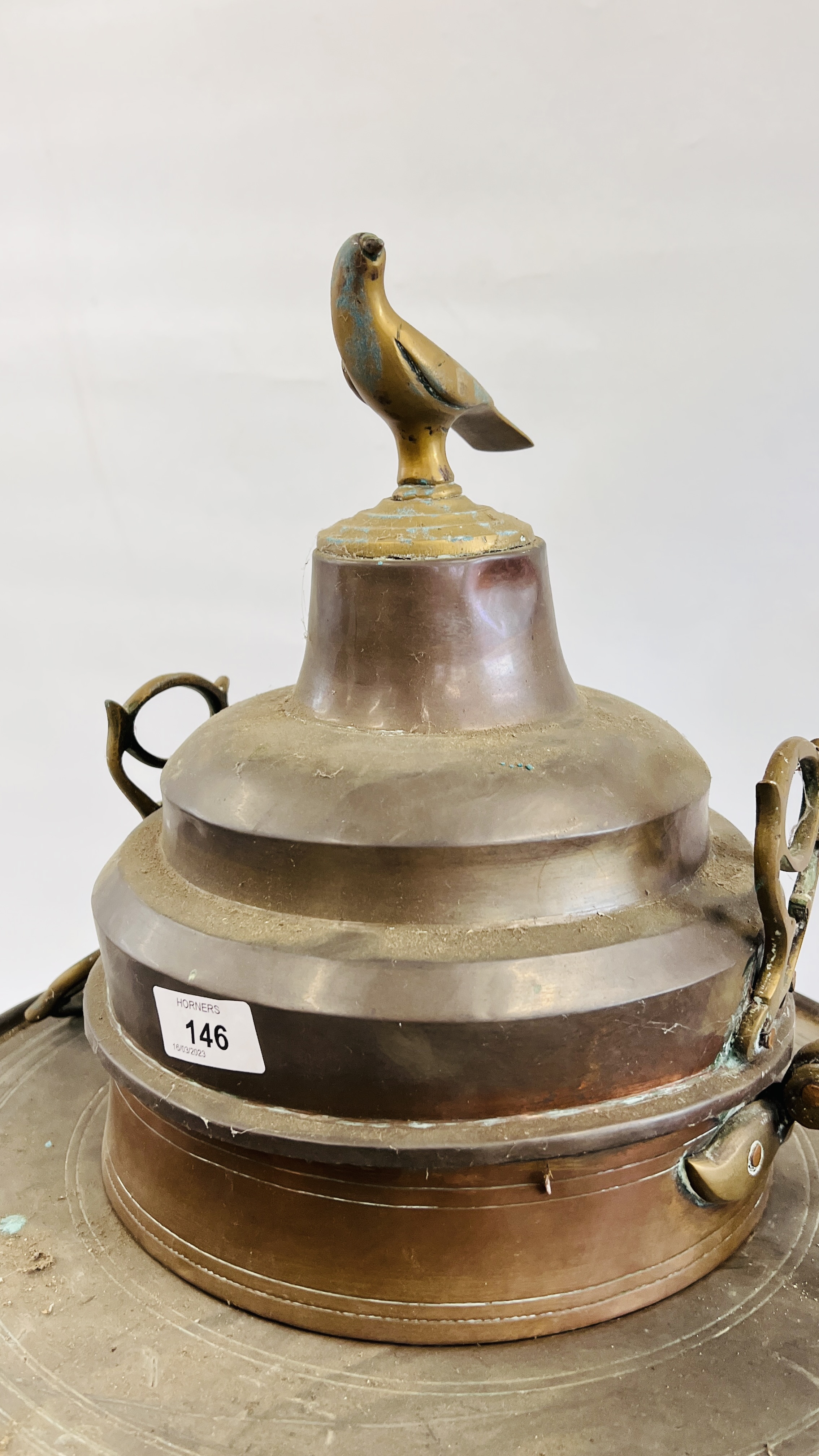 AN IMPRESSIVE MIDDLE EASTERN COPPER AND BRASS BRAZIER WITH BRASS BIRD FINIAL, H 70CM. - Image 2 of 10