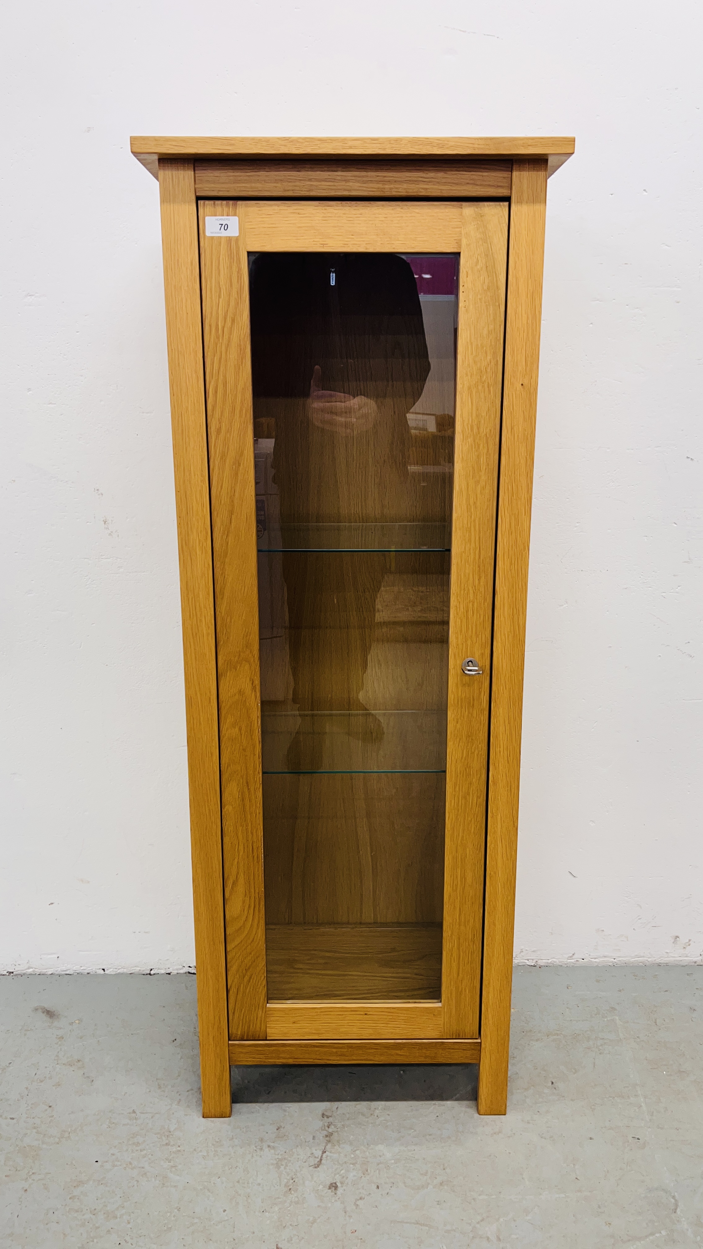 A SOLID LIGHT OAK MODERN TOWER DISPLAY CABINET WIDTH 51CM. HEIGHT 134CM.