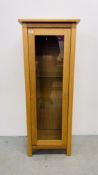 A SOLID LIGHT OAK MODERN TOWER DISPLAY CABINET WIDTH 51CM. HEIGHT 134CM.