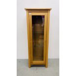 A SOLID LIGHT OAK MODERN TOWER DISPLAY CABINET WIDTH 51CM. HEIGHT 134CM.