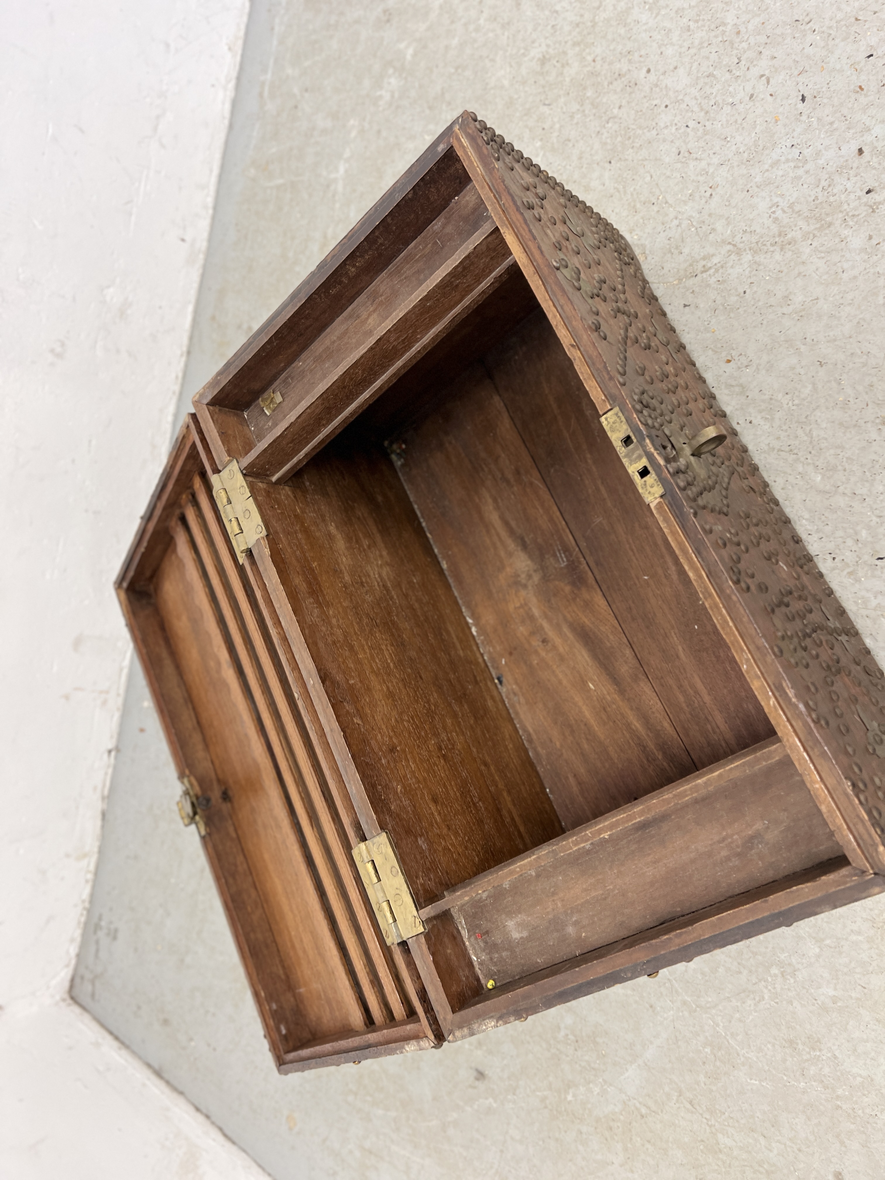 A VINTAGE HARDWOOD TRUNK WITH STUDDED DETAIL LENGTH 75CM. DEPTH 44CM. HEIGHT 43CM. - Image 10 of 11