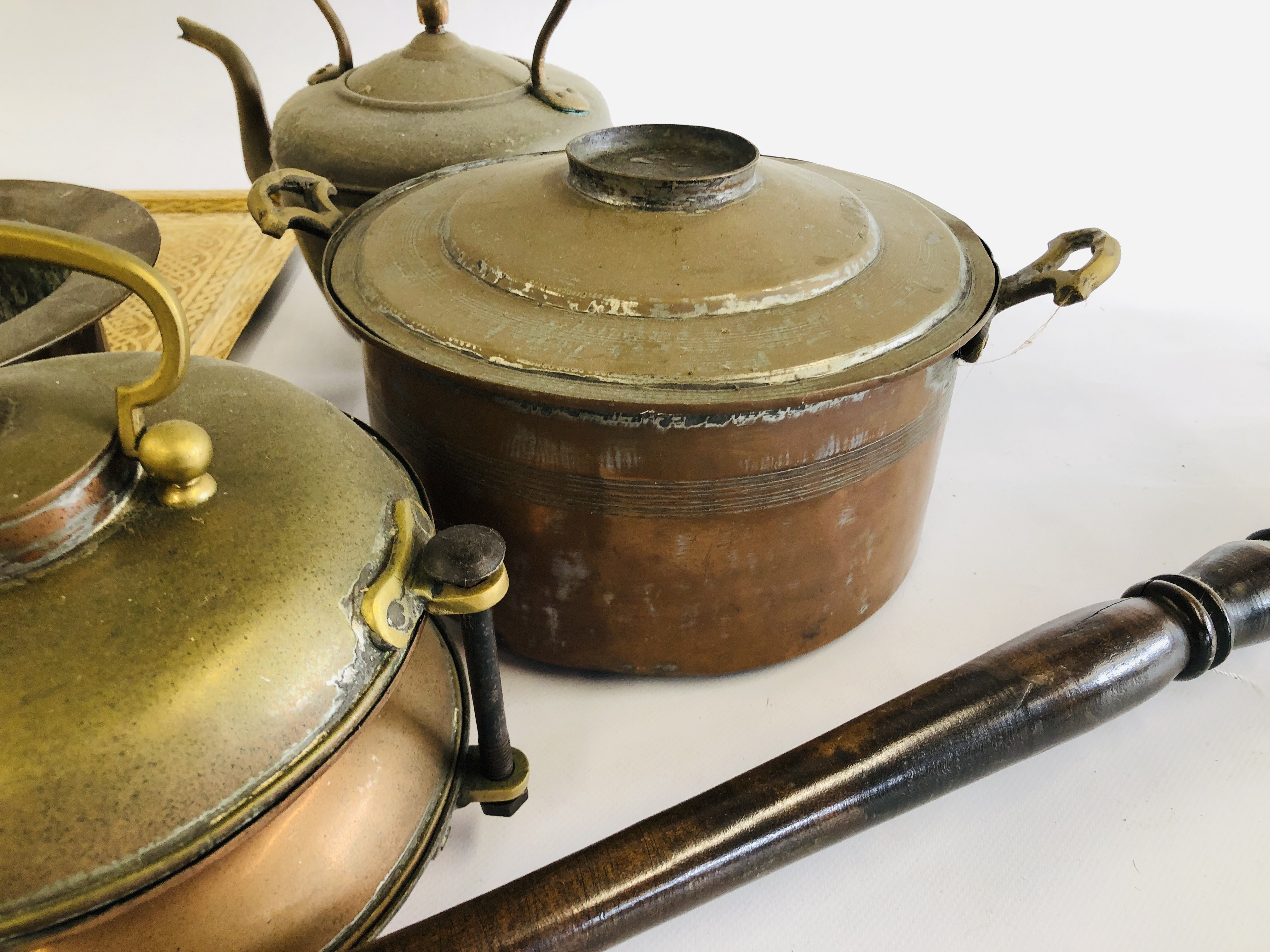 A BOX OF ASSORTED VINTAGE METAL WARE COMPRISING OF A COPPER WARMING PAN, BRASS TRAY AND KETTLE, - Image 5 of 6