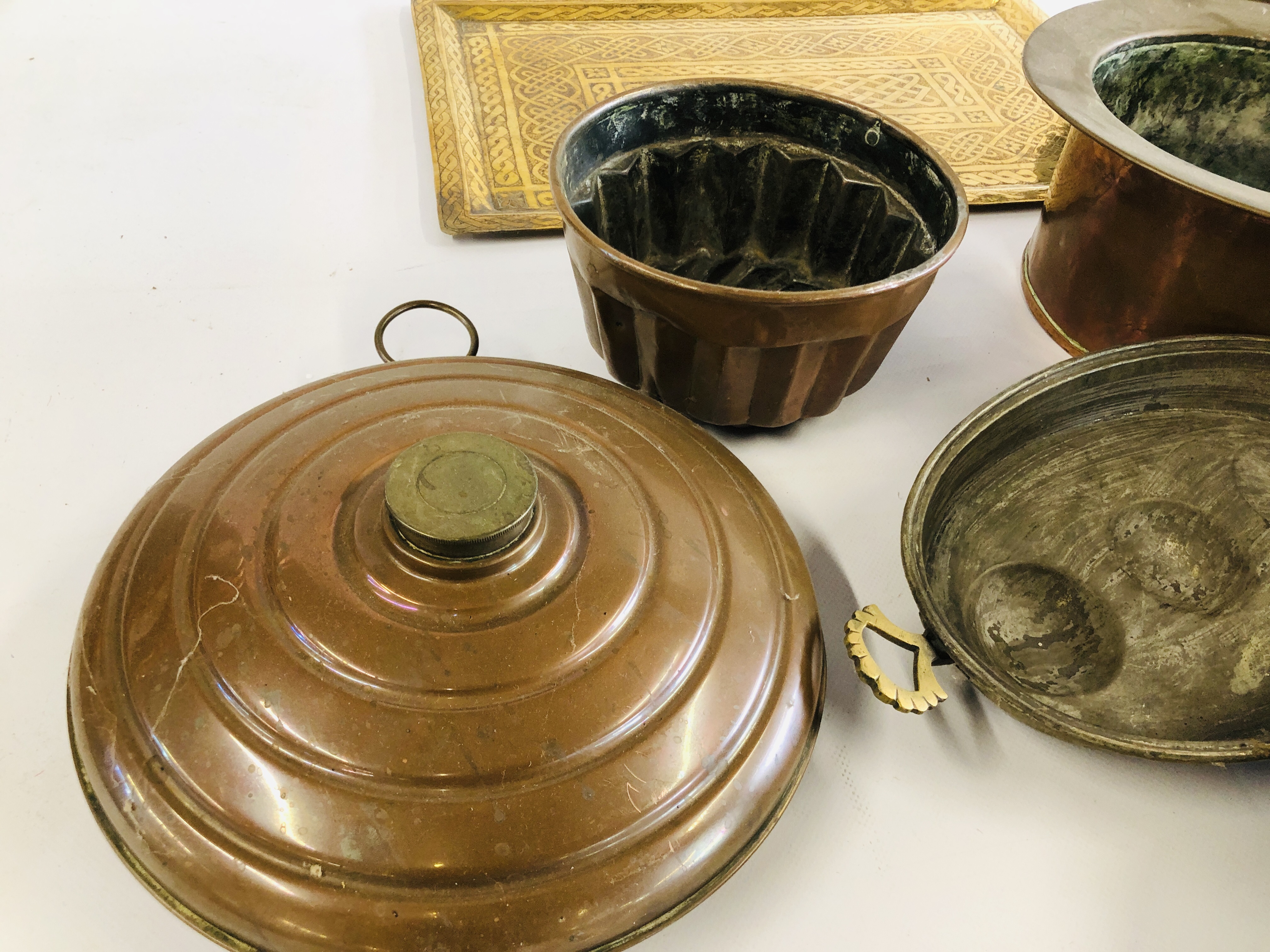 A BOX OF ASSORTED VINTAGE METAL WARE COMPRISING OF A COPPER WARMING PAN, BRASS TRAY AND KETTLE, - Image 2 of 6