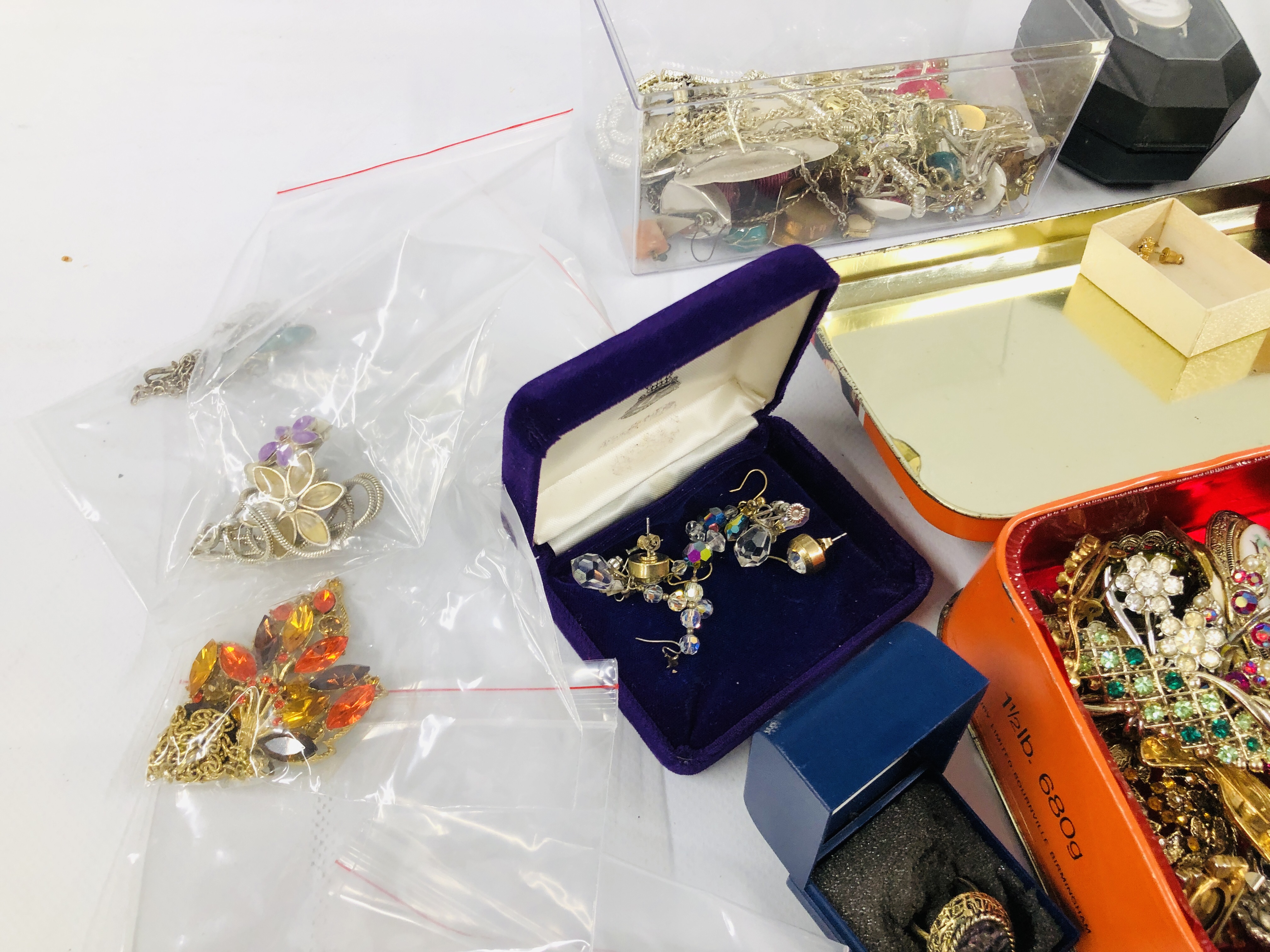 A BOX OF ASSORTED COSTUME JEWELLERY TO INCLUDE VINTAGE BROOCHES, NECKLACES, CLIP ON EARRINGS, - Image 6 of 10