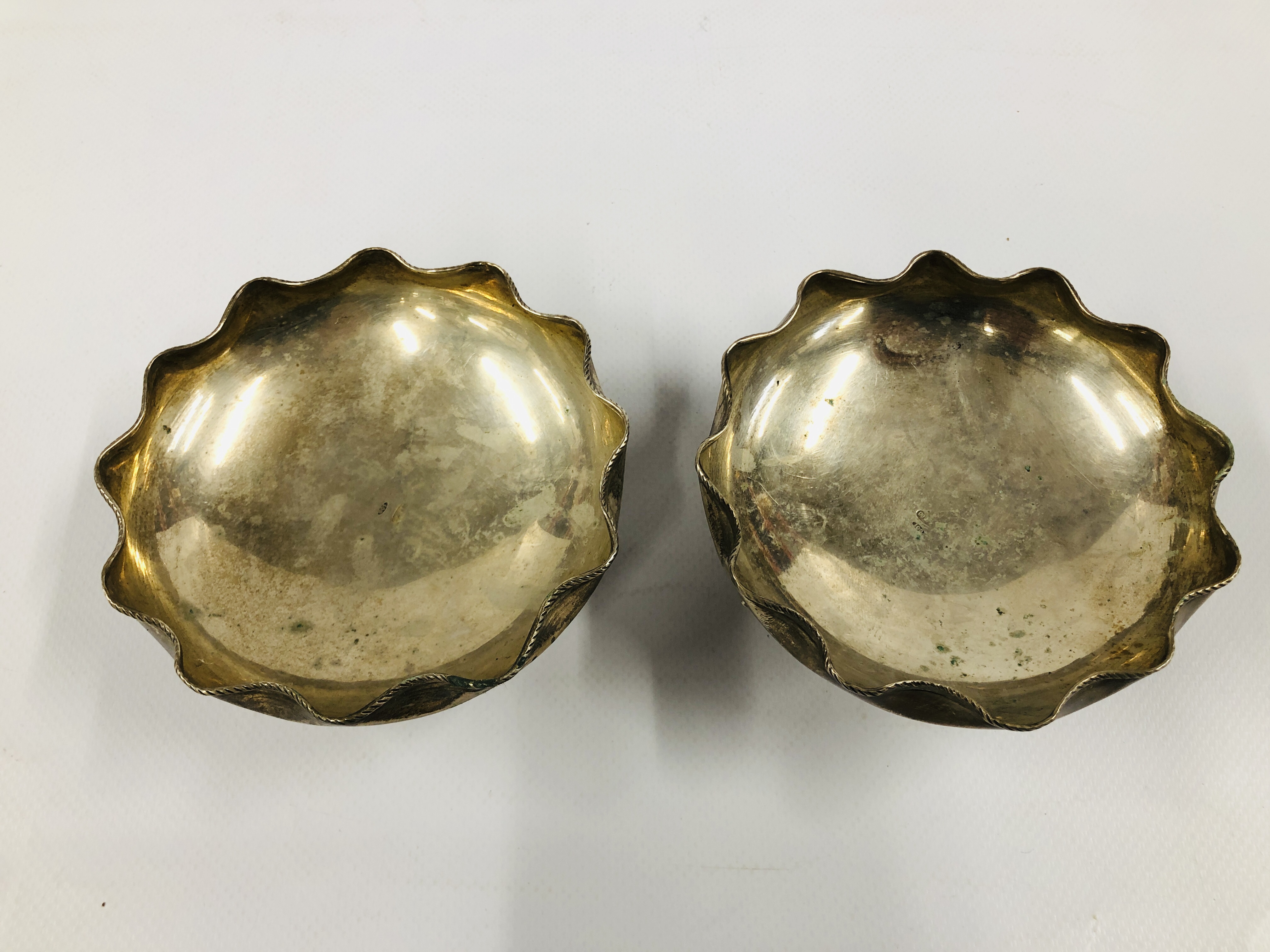 A PAIR OF CONTINENTAL SILVER BOWLS, CIRCULAR WAVY RIM ON TRIPOD FEET, STAMPED 800, DIA. 10.5CM X H. - Image 2 of 14