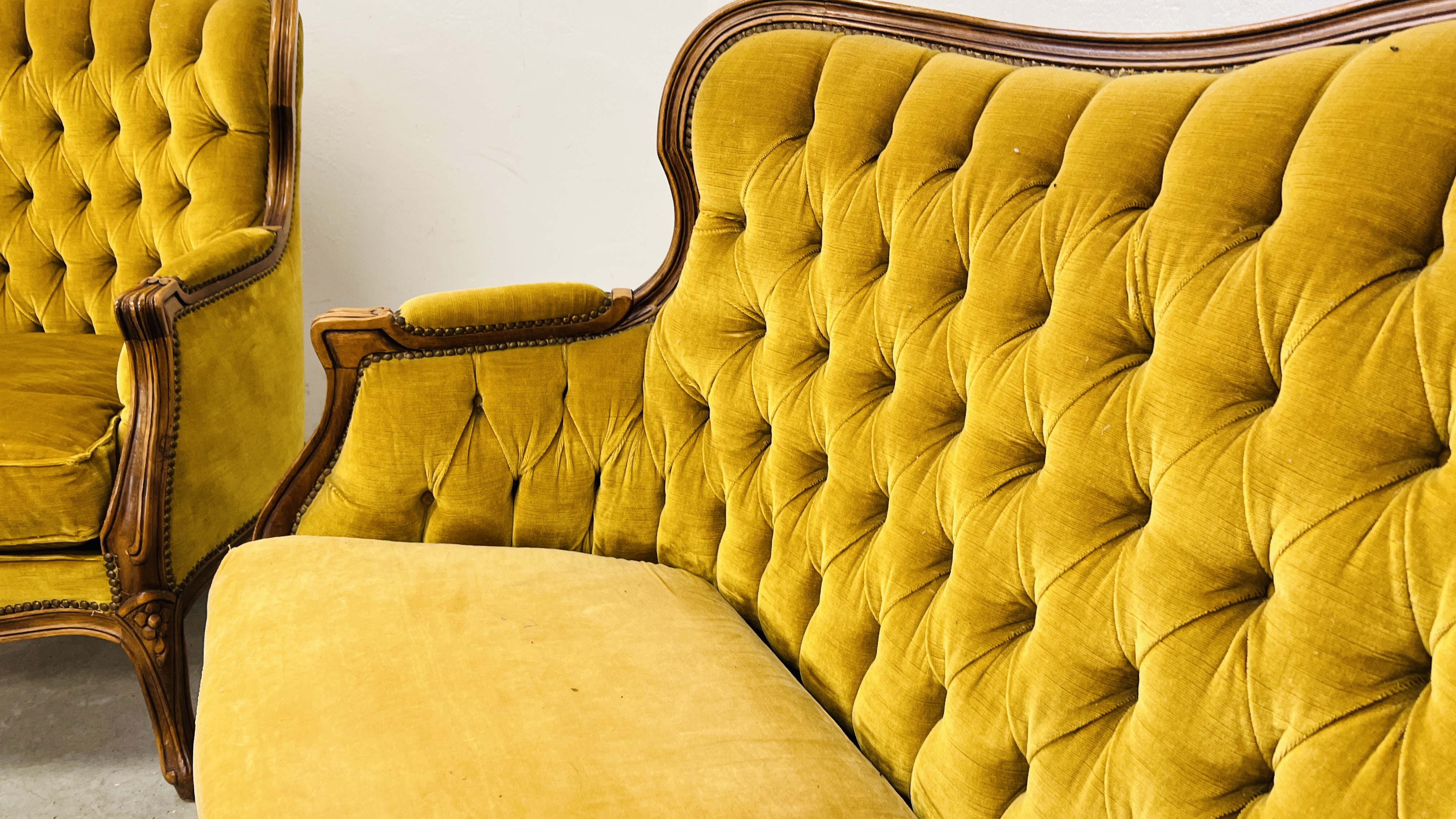 A CONTINENTAL STYLE THREE PIECE LOUNGE SUITE WITH GOLD VELOUR BUTTON BACK UPHOLSTERY (TRADE SALE - Image 7 of 14