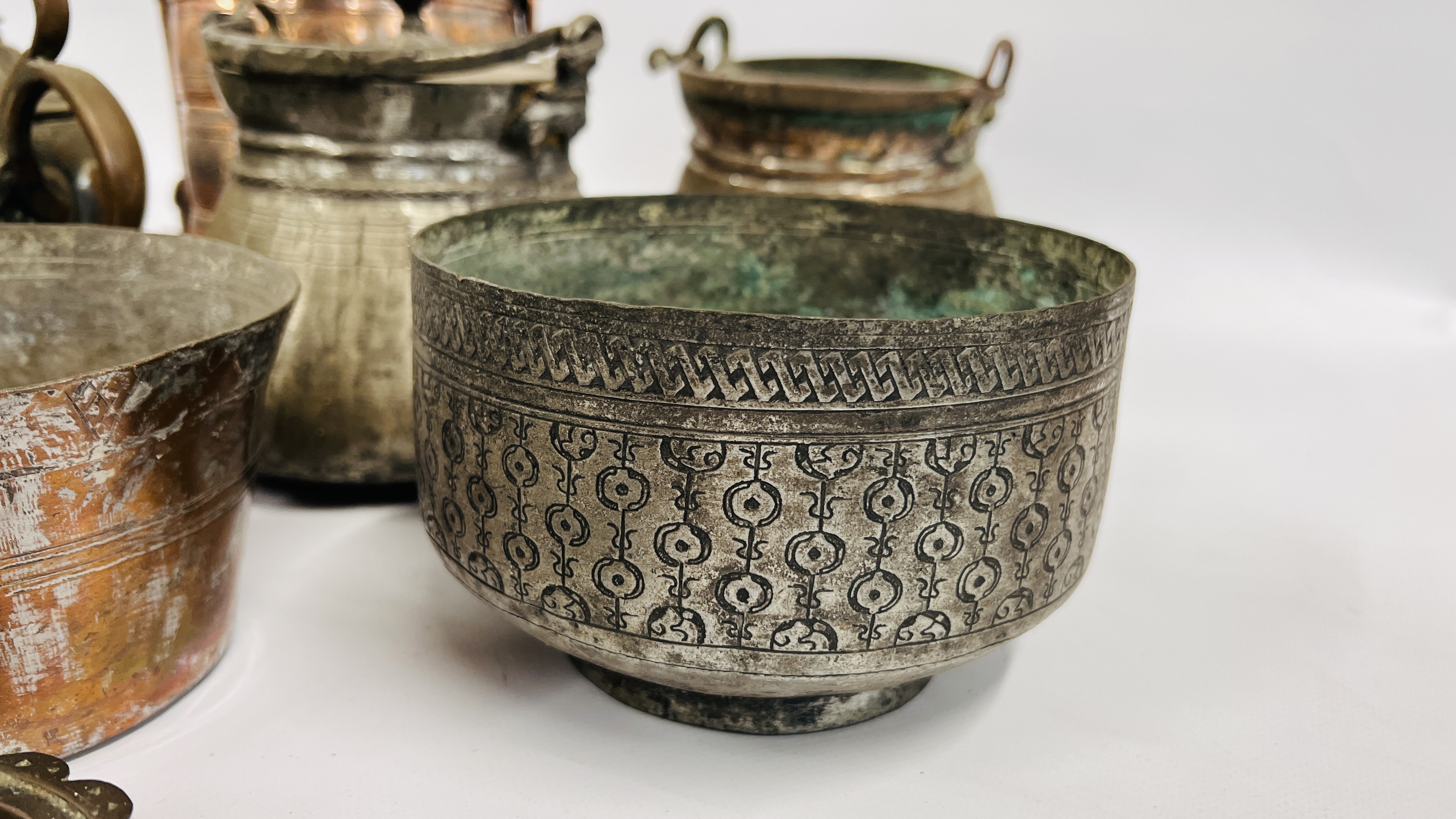 A BOX OF ASSORTED MIDDLE EASTERN AND ASIAN METAL WARE ARTIFACTS COMPRISING PANS, CONTAINERS, - Image 7 of 17