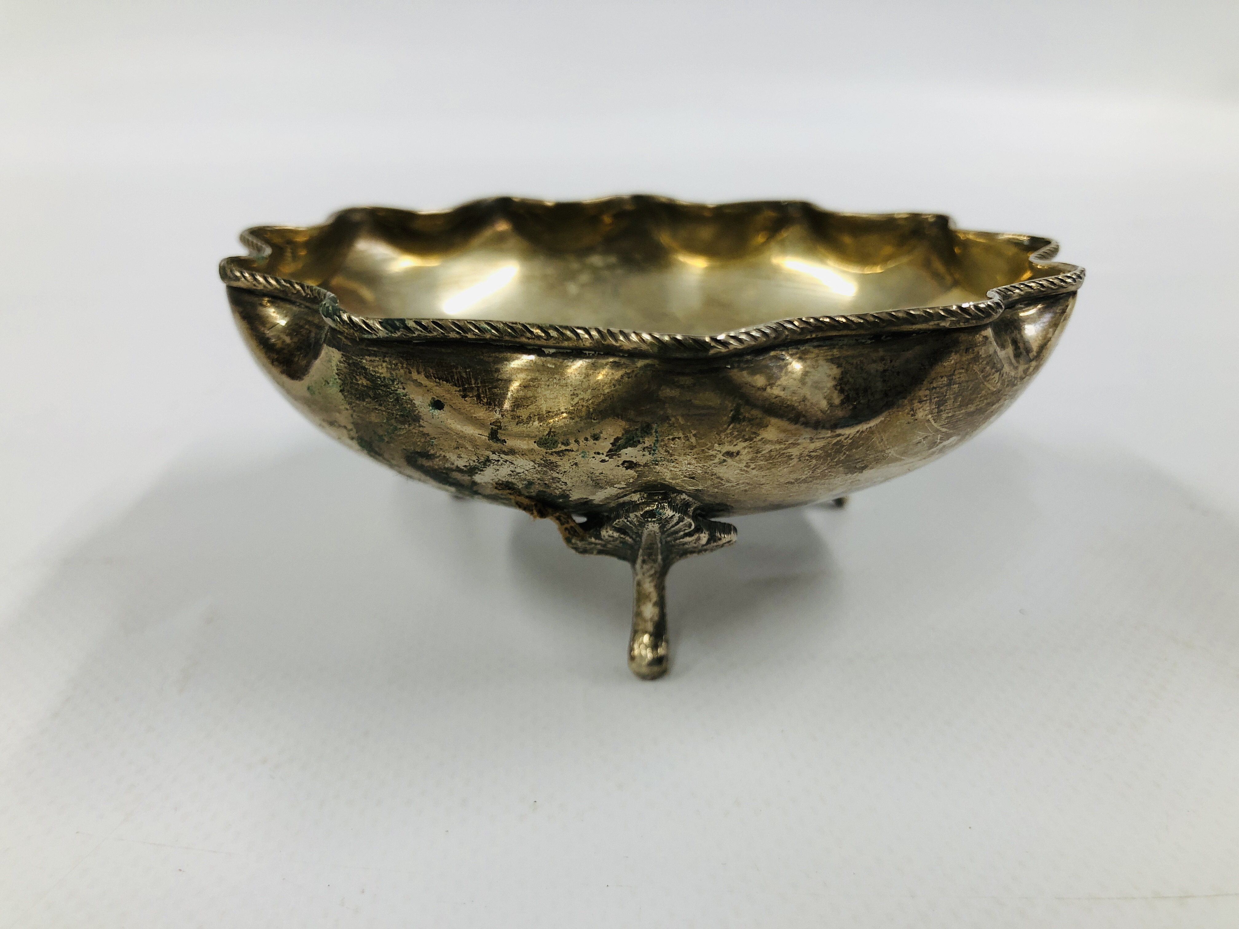 A PAIR OF CONTINENTAL SILVER BOWLS, CIRCULAR WAVY RIM ON TRIPOD FEET, STAMPED 800, DIA. 10.5CM X H. - Image 10 of 14