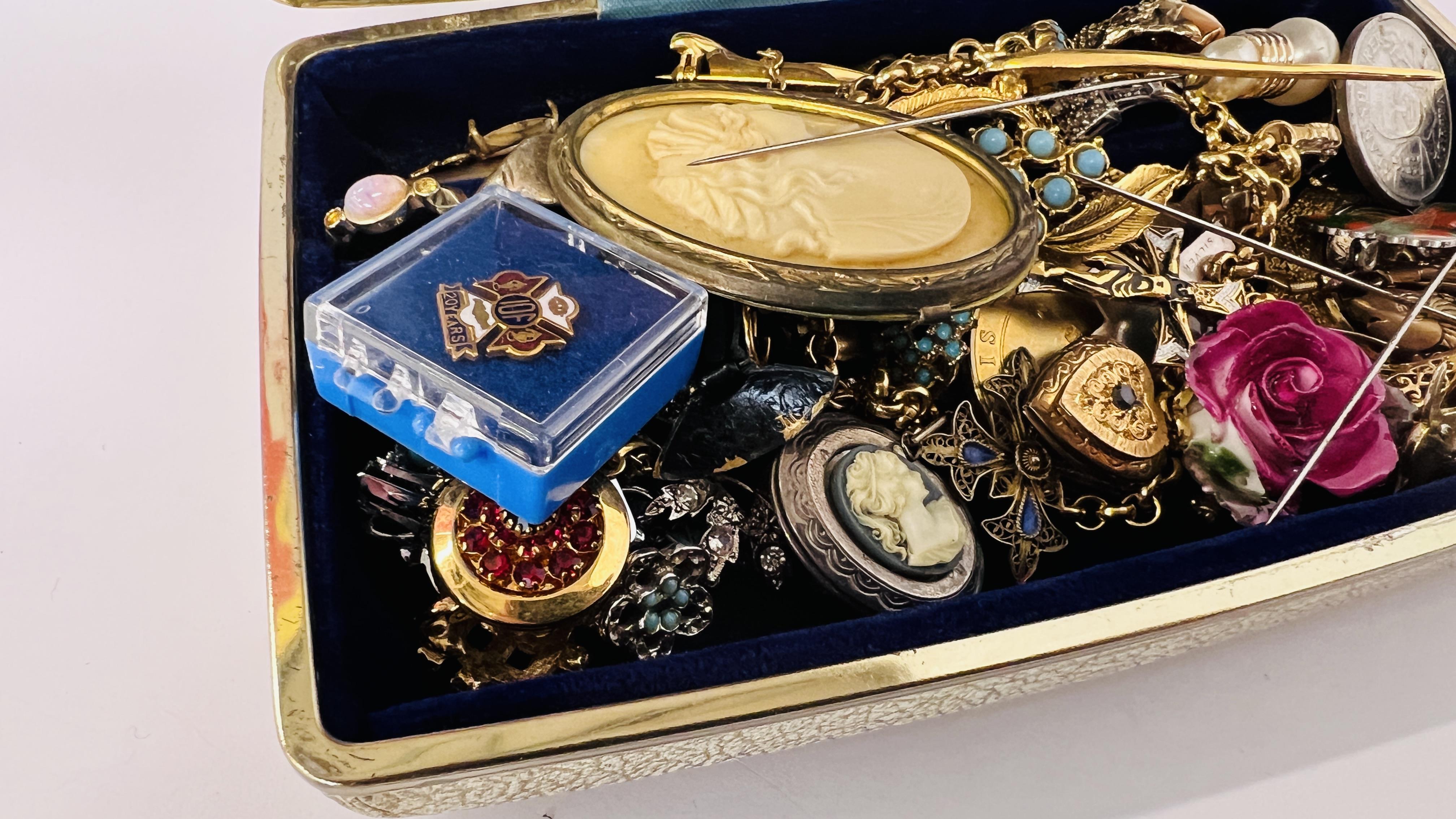 JEWELLERY BOX & CONTENTS TO INCLUDE VINTAGE & COSTUME JEWELLERY, RINGS, BELCHER CHAIN, - Image 6 of 10