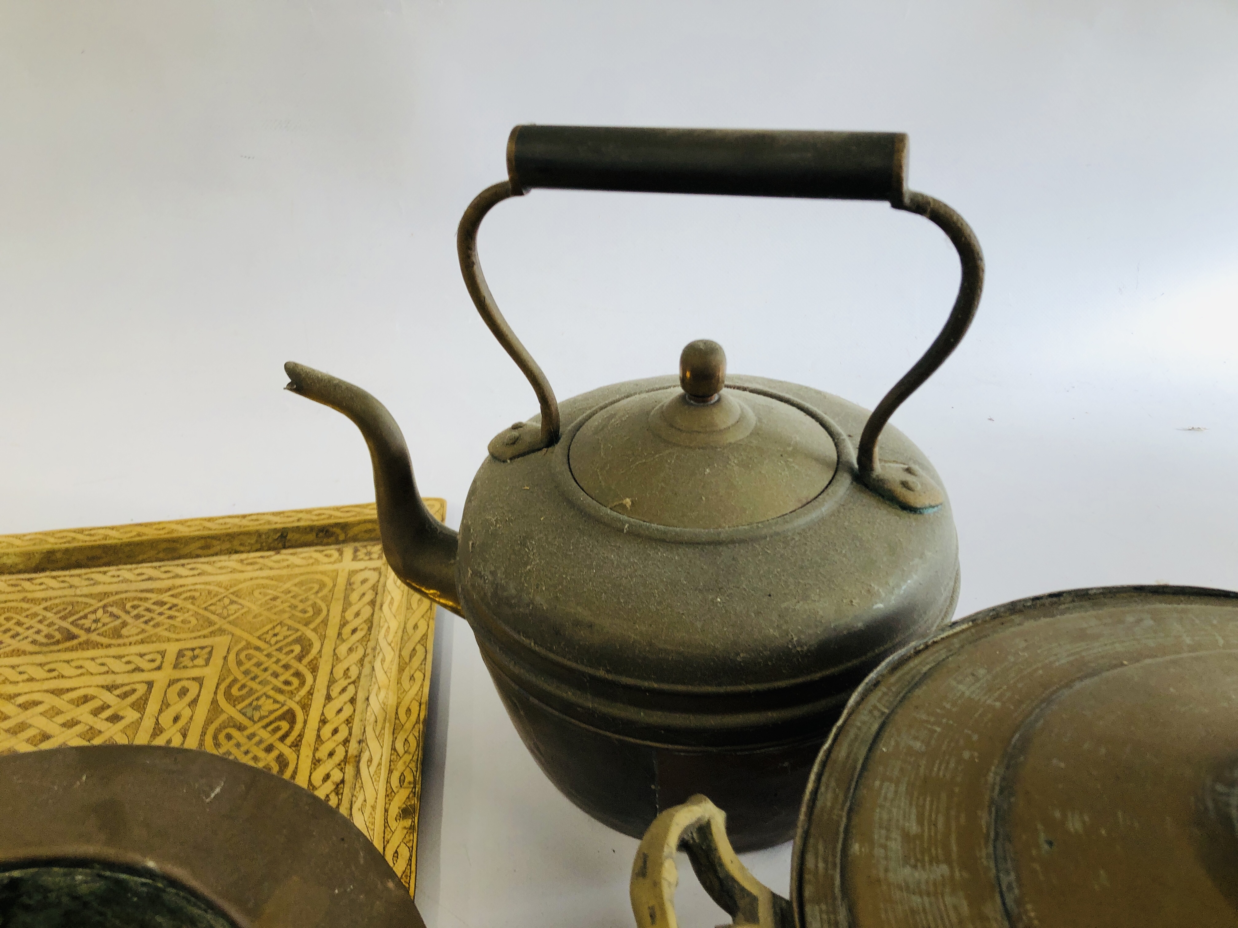 A BOX OF ASSORTED VINTAGE METAL WARE COMPRISING OF A COPPER WARMING PAN, BRASS TRAY AND KETTLE, - Image 4 of 6