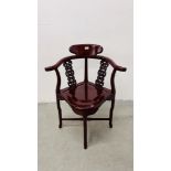 A GOOD QUALITY HARD WOOD ORIENTAL CORNER CHAIR WITH DECORATIVE CARVING.