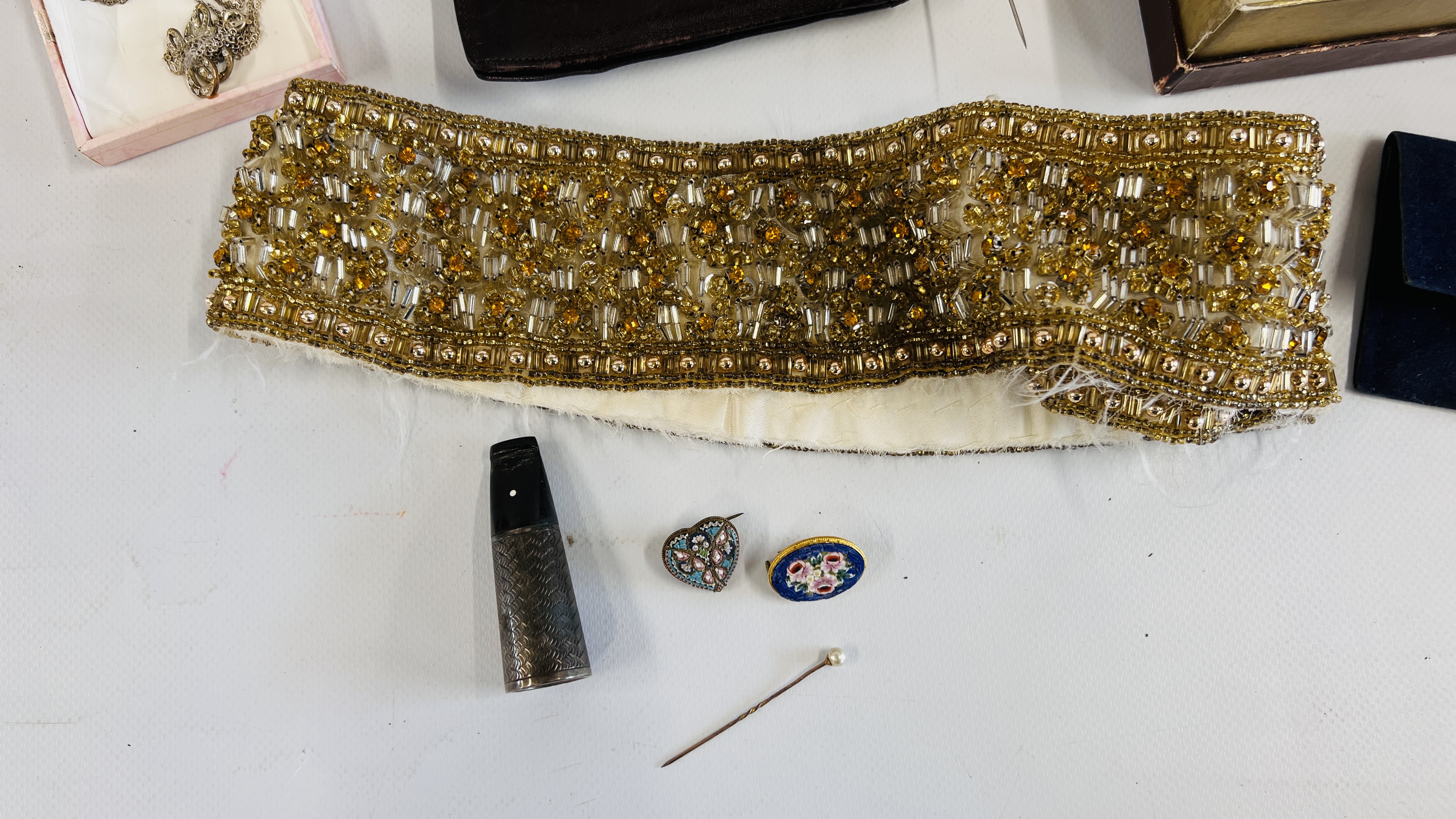 A BOX OF ASSORTED VINTAGE COSTUME JEWELLERY TO INCLUDE SIMULATED PEARLS, KELTON WRIST WATCH A/F, - Image 7 of 10