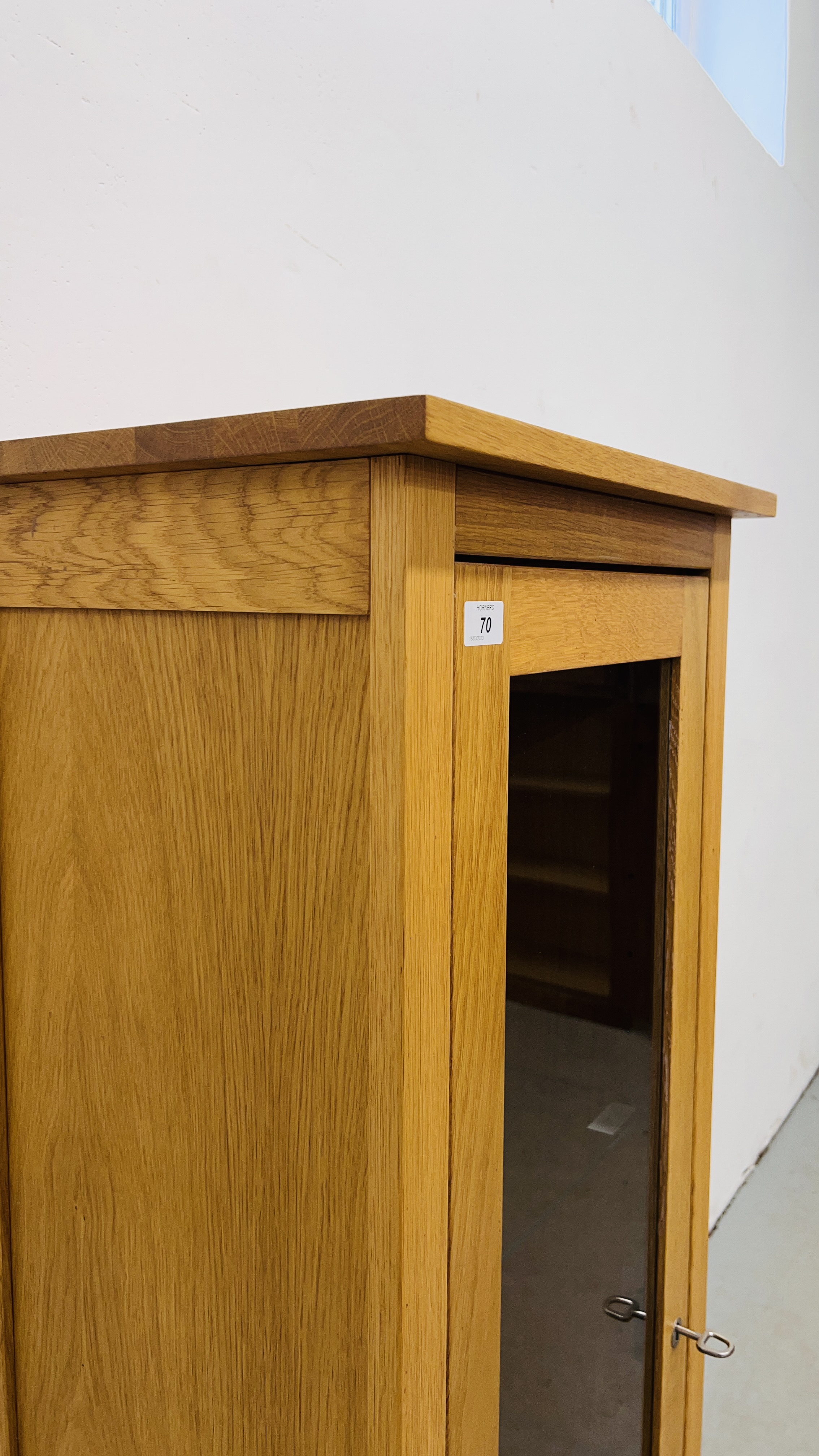 A SOLID LIGHT OAK MODERN TOWER DISPLAY CABINET WIDTH 51CM. HEIGHT 134CM. - Image 6 of 9