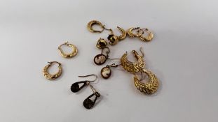 THREE PAIRS OF 9CT GOLD HOOP EARRINGS + A FURTHER PAIR OF YELLOW METAL EARRINGS,