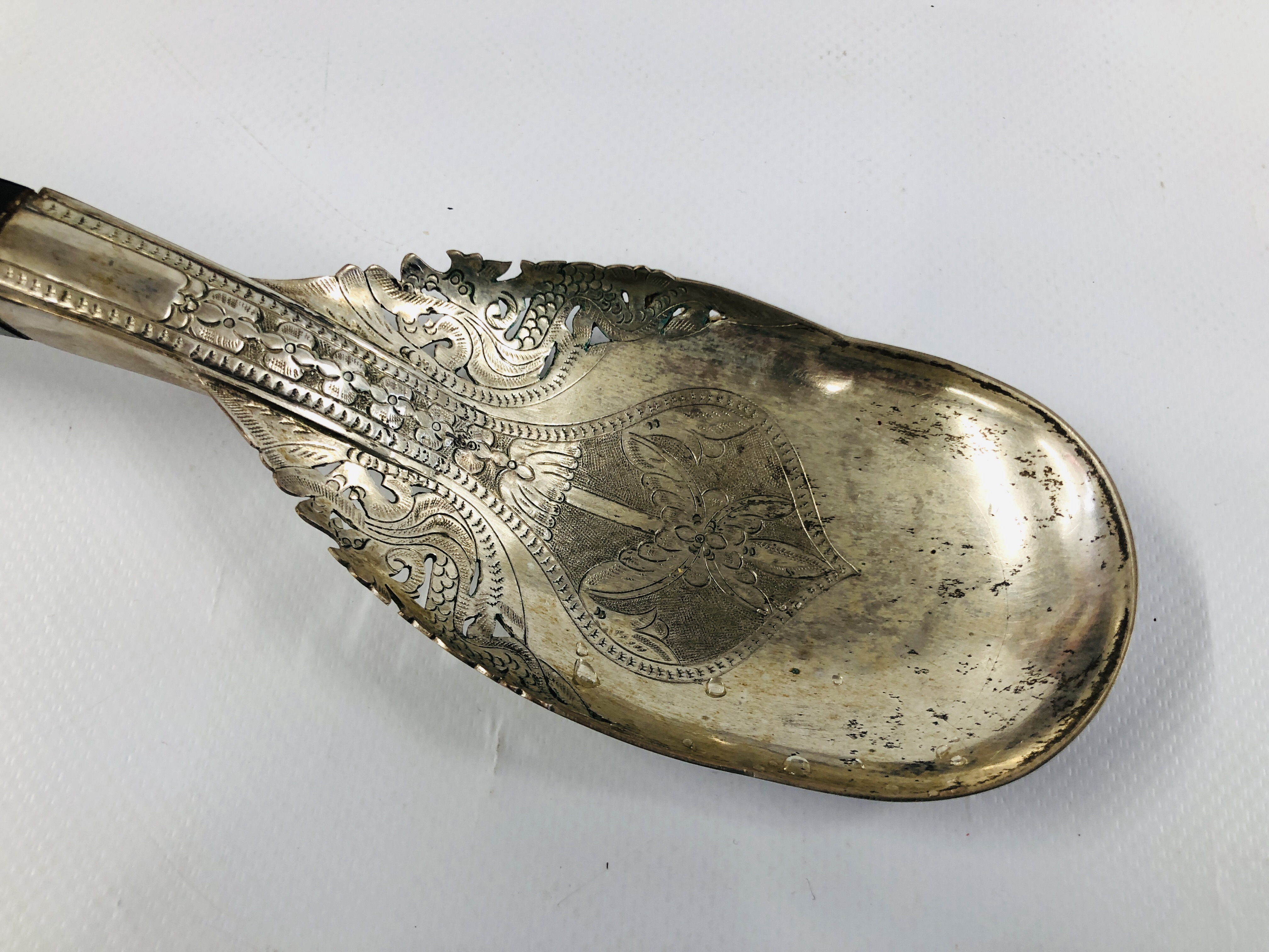 A PAIR OF MIDDLE EASTERN HORN HANDLED WHITE METAL SERVERS, COMPRISING OF A SPOON AND FORK, L 23.5CM. - Image 2 of 16