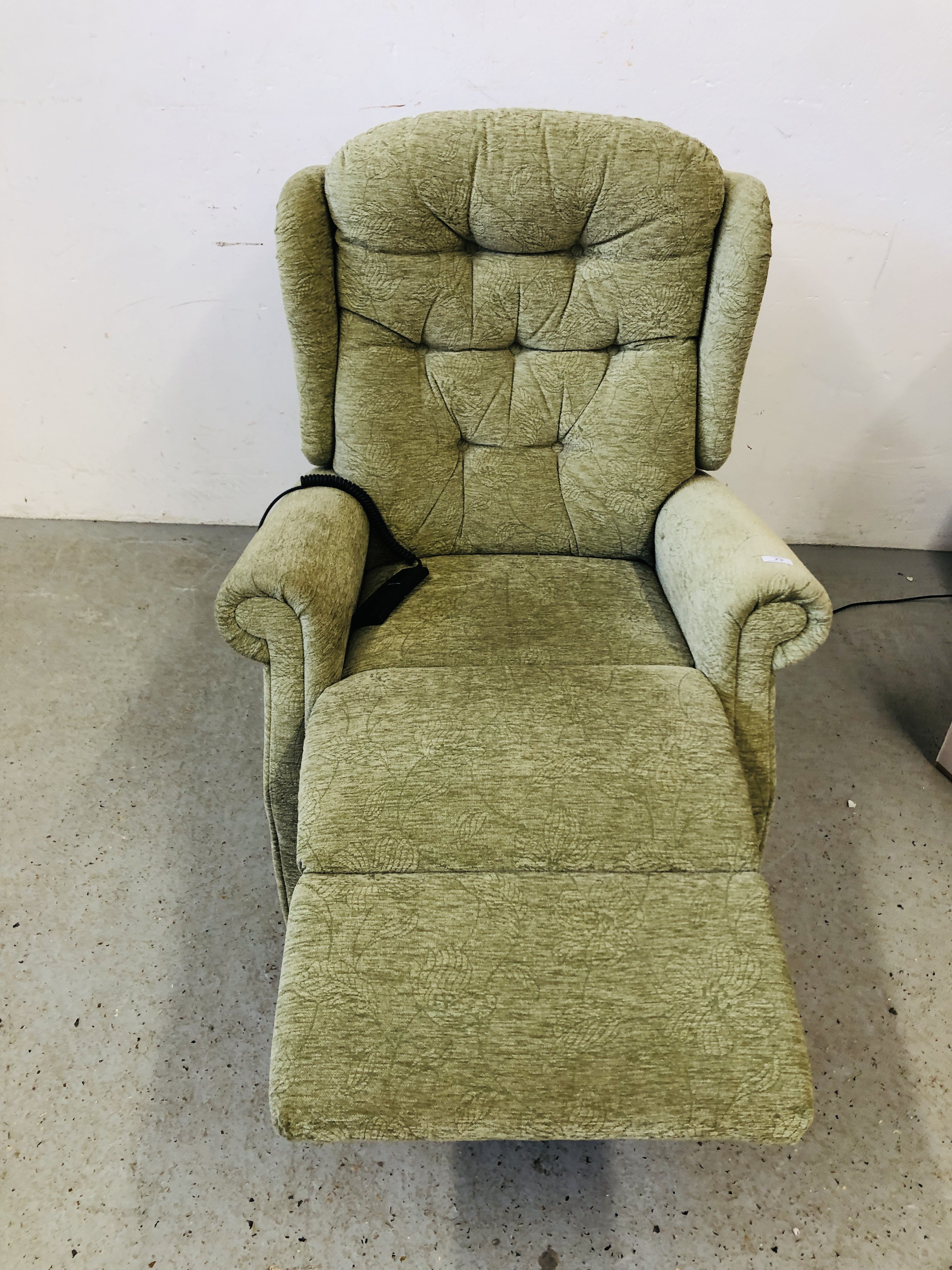 A MODERN GREEN UPHOLSTERED ELECTRIC RECLINER CHAIR - SOLD AS SEEN. - Image 3 of 4