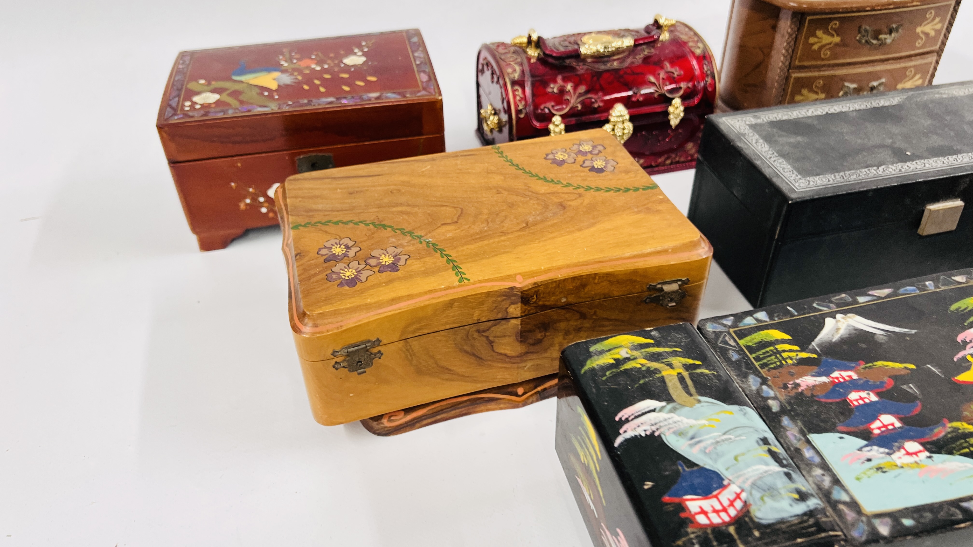 7 X ASSORTED JEWELLERY BOXES TO INCLUDE ORIENTAL LACQUERED EXAMPLES. - Image 5 of 7