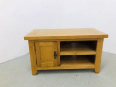 A MODERN SOLID OAK TV STAND WITH SINGLE DOOR W 90CM X D 44CM X H 51CM.