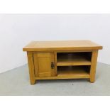 A MODERN SOLID OAK TV STAND WITH SINGLE DOOR W 90CM X D 44CM X H 51CM.