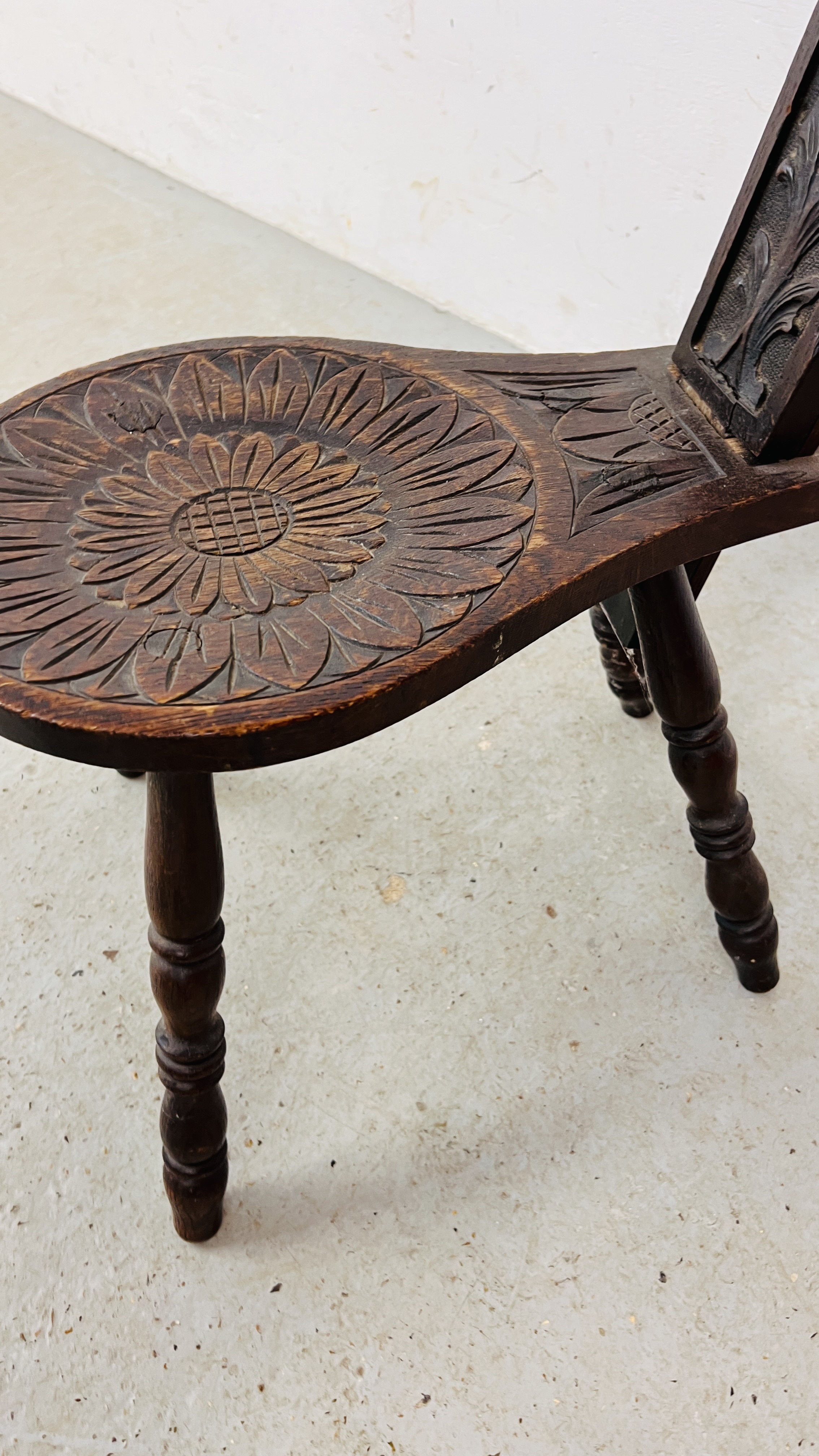 A VINTAGE CARVED OAK SPINNING CHAIR - Image 6 of 6