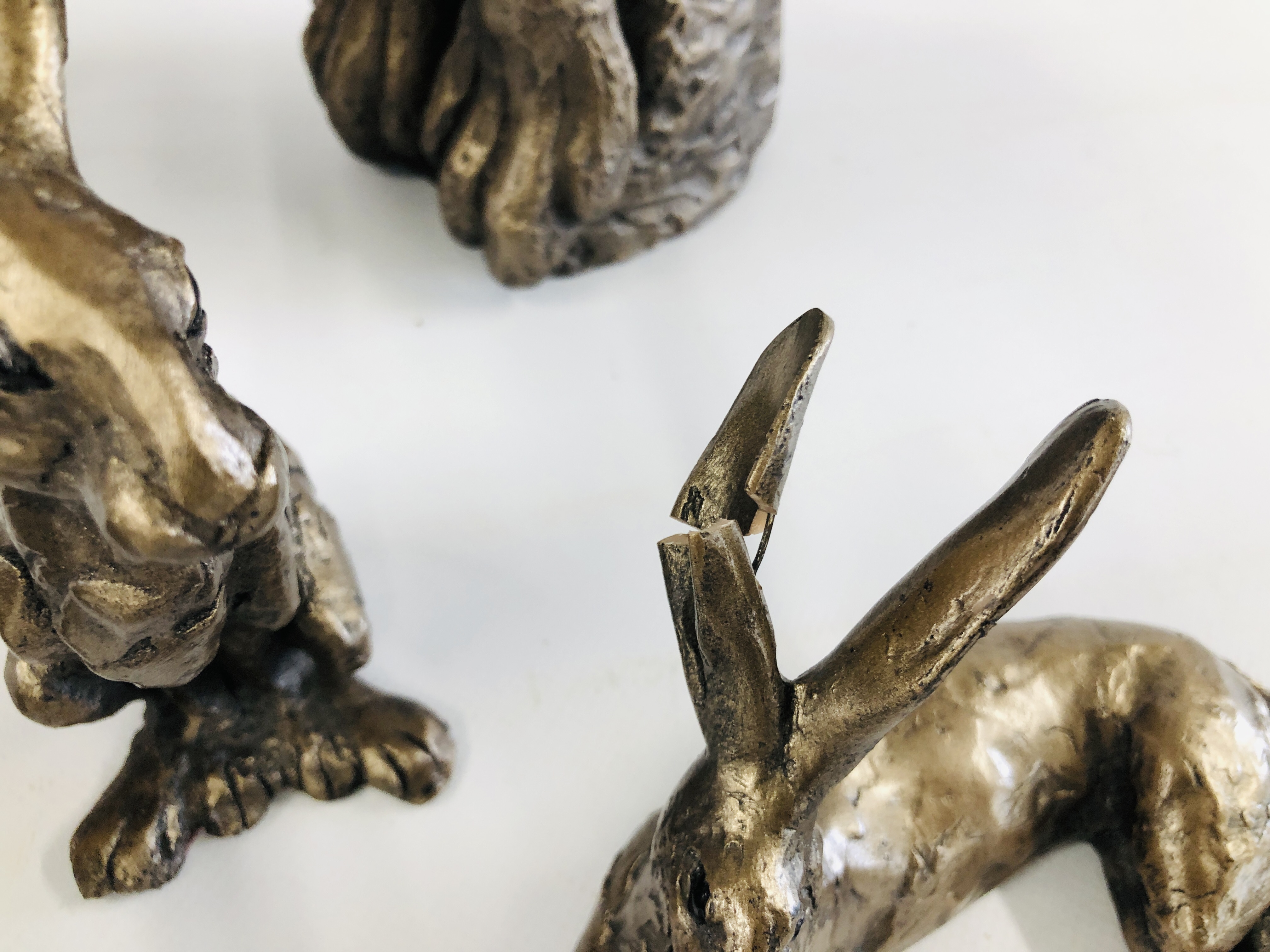 THREE PAIRS OF COMPOSITE HARE SCULPTURES BY "FRITH SCULPTURE" TO INCLUDE HARVEY HARE AND THE - Image 3 of 8