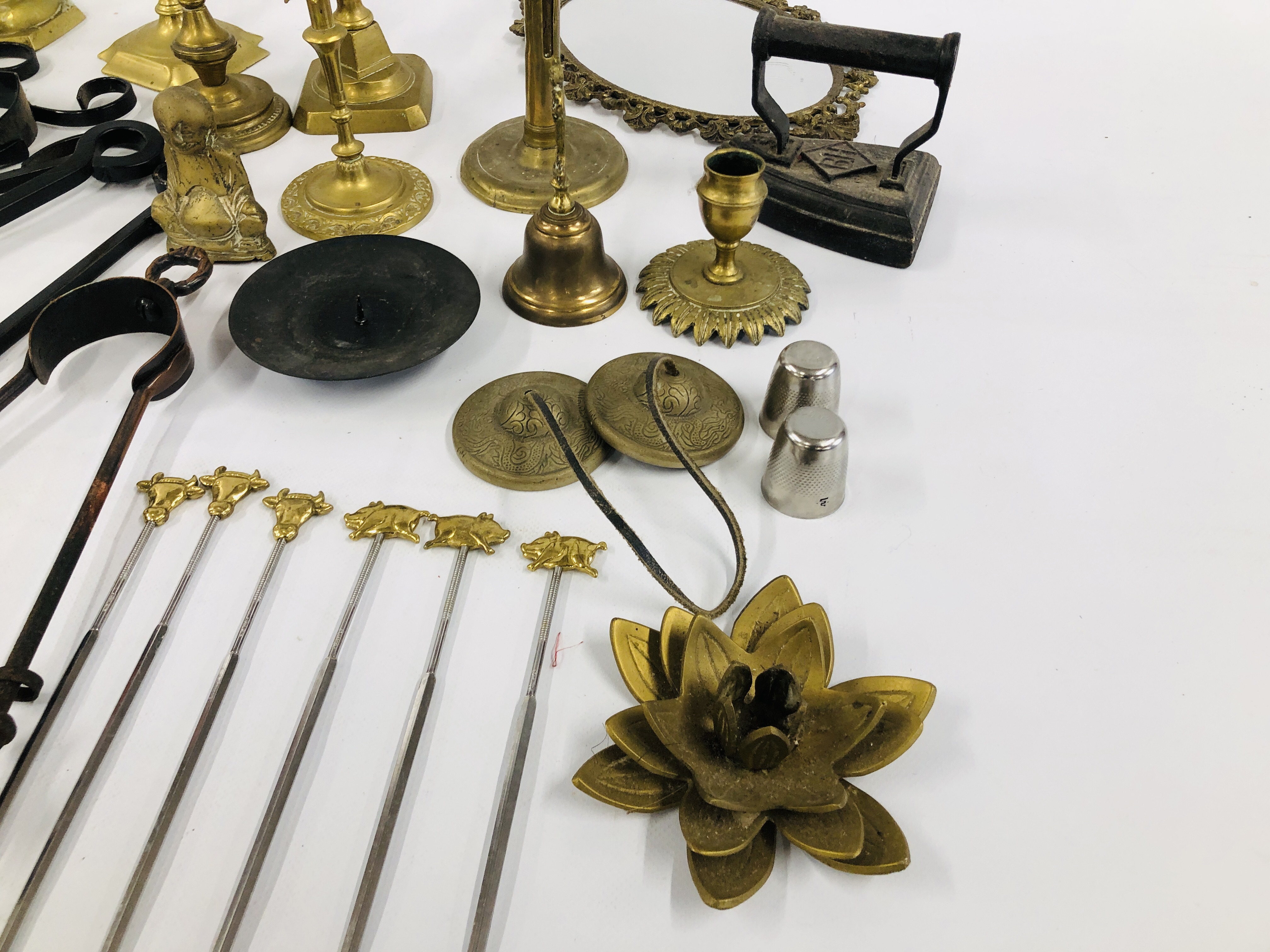 BOX OF ASSORTED VINTAGE BRASS WARE TO INCLUDE HORSE BRASSES, CANDLESTICKS, CANDLE SNUFFERS, CYMBALS, - Image 8 of 9