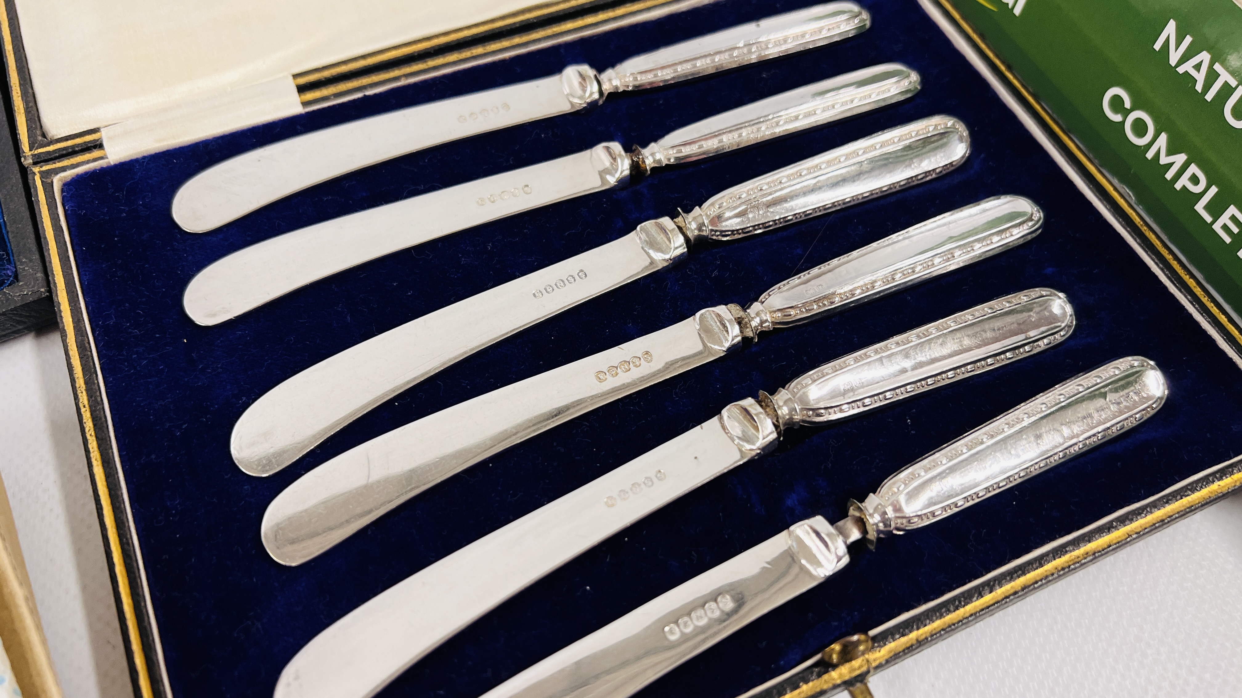 A COLLECTION OF ASSORTED LOOSE SILVER PLATED CUTLERY ALONG WITH A CASED SET OF 6 TEASPOONS AND - Image 7 of 8