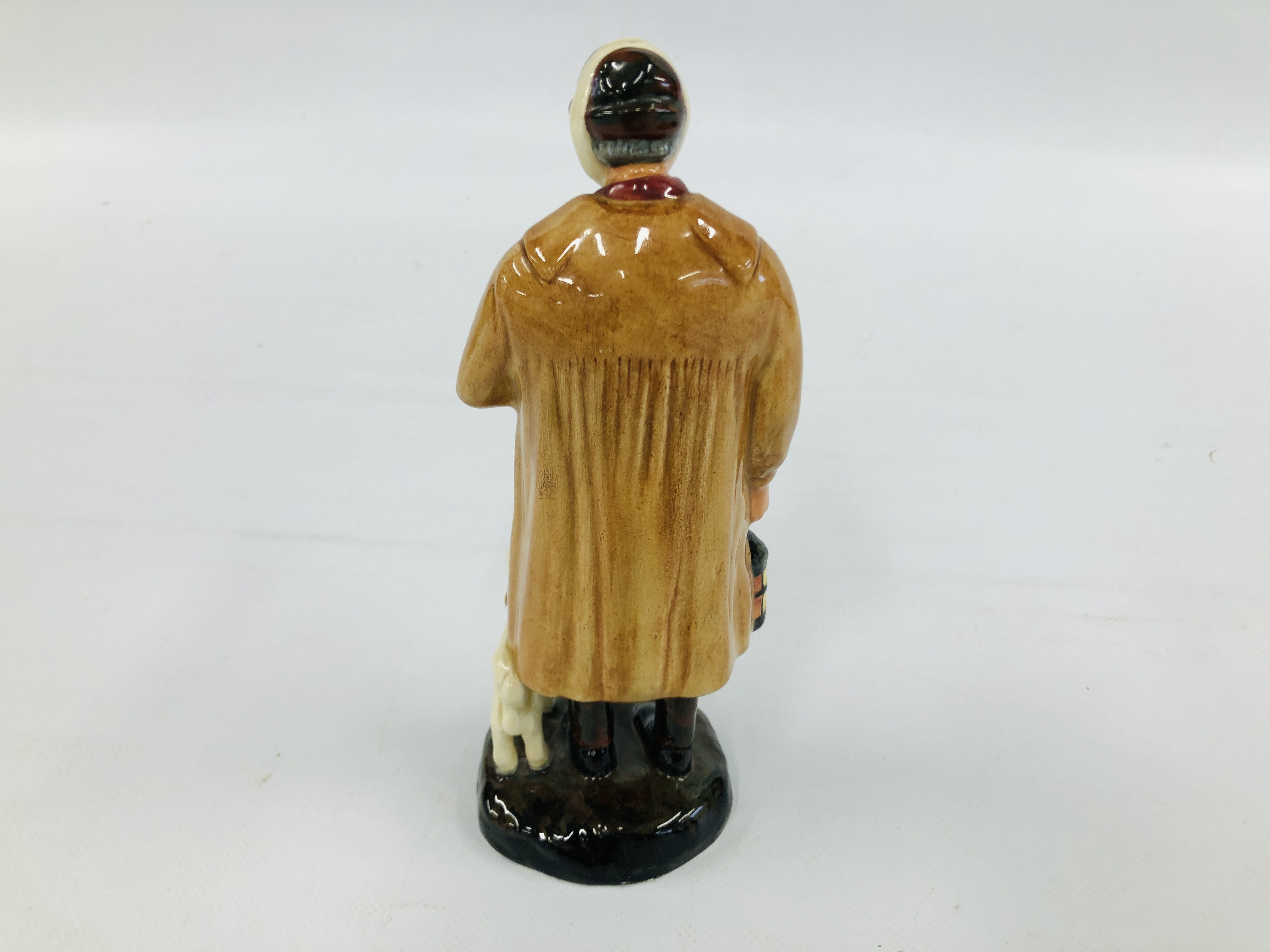 ROYAL DOULTON FIGURE OF "THE SHEPHERD" H.N. 1975 R NO. 842485 22CM H. - Image 5 of 7