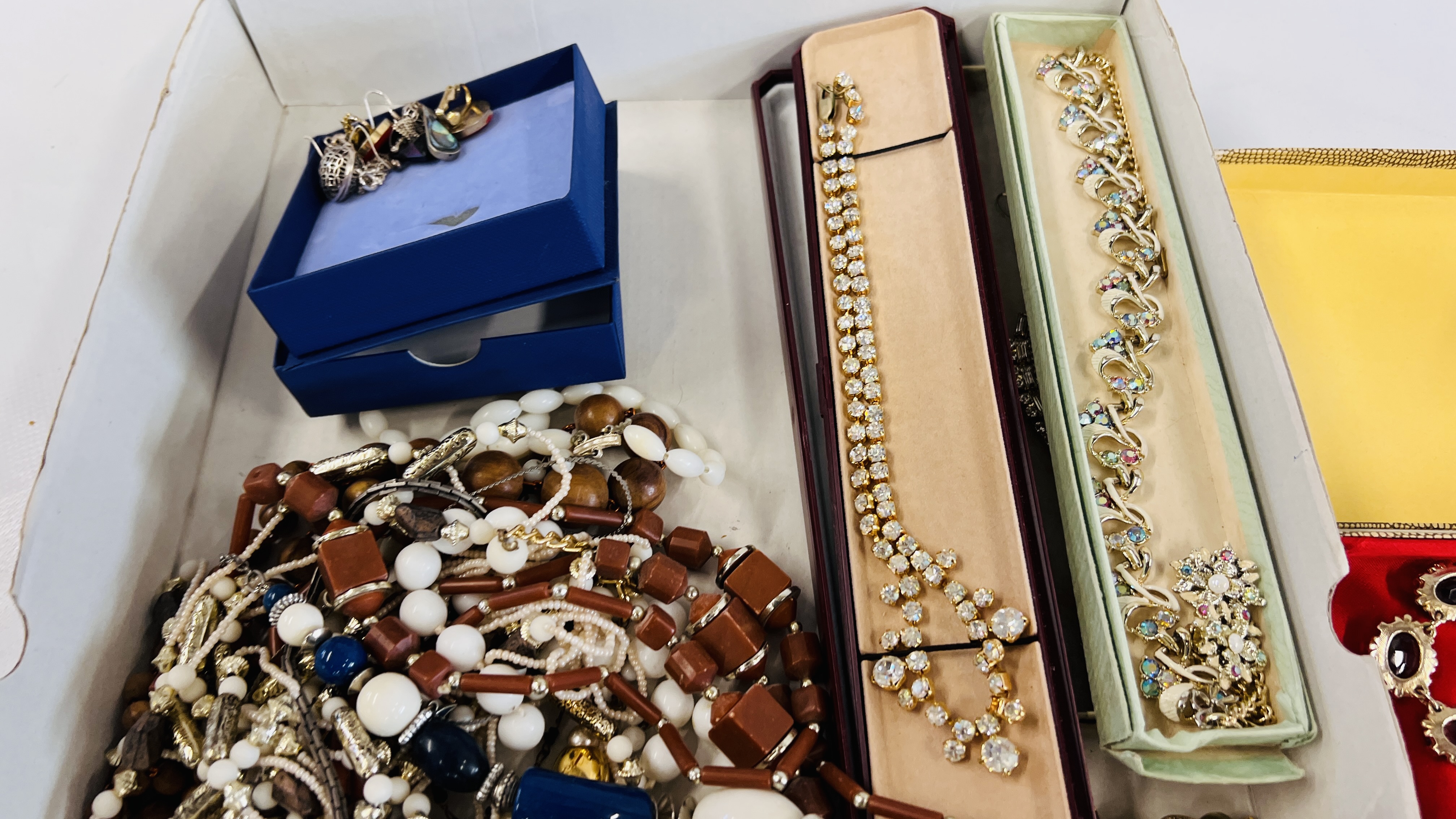 A TRAY OF ASSORTED COSTUME JEWELLERY TO INCLUDE SILVER EXAMPLES, BEADED NECKLACES, STUD EARRINGS, - Image 9 of 13