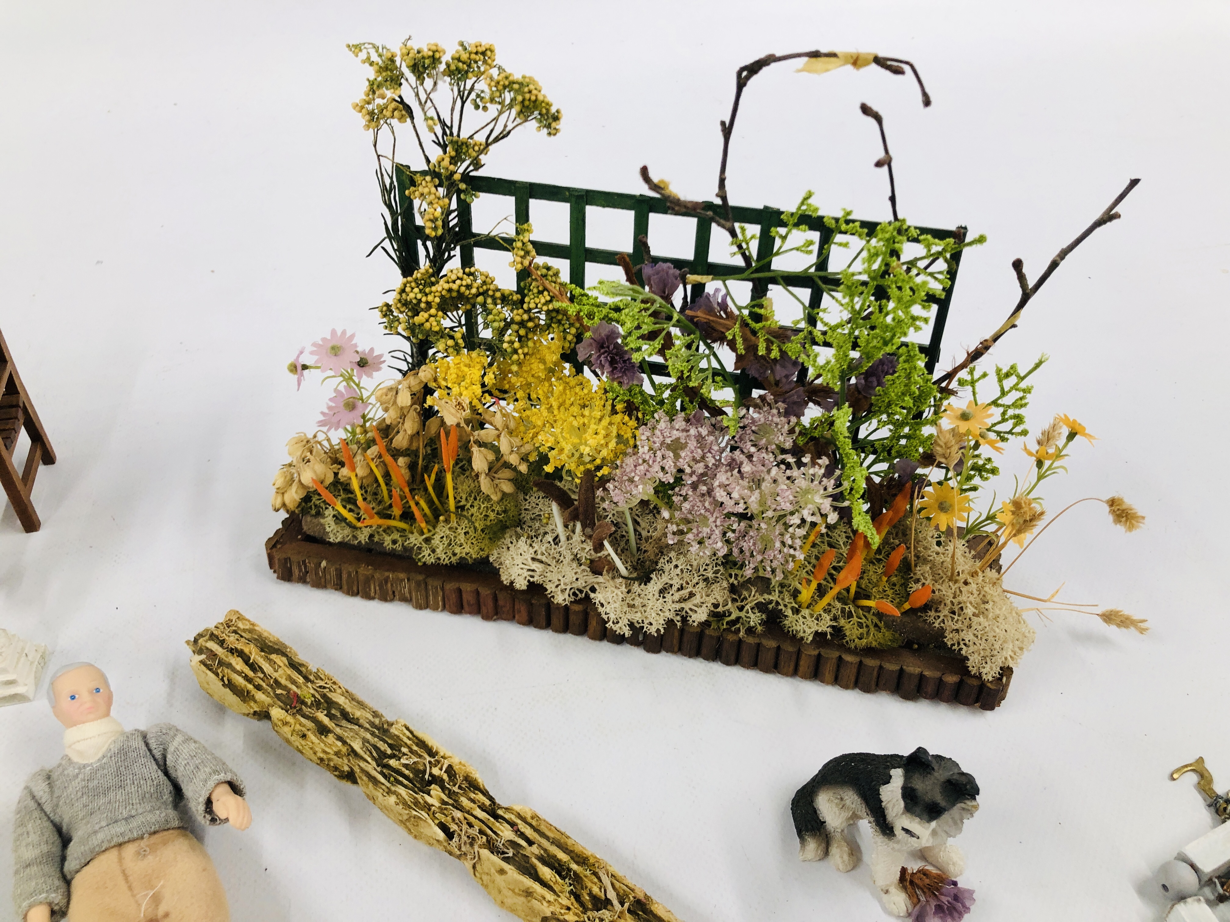 TWO BOXES CONTAINING DOLLS HOUSE "GARDEN" ACCESSORIES. - Image 4 of 7