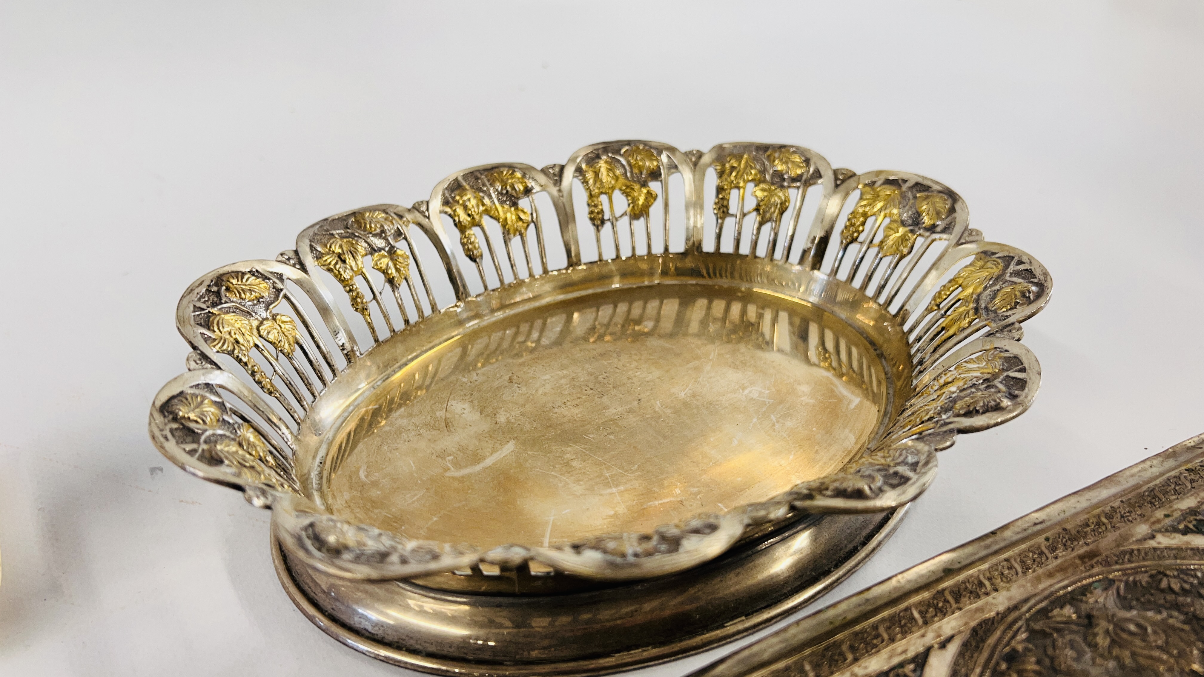 A GROUP OF DECORATIVE WHITE METAL AND PLATED WARES TO INCLUDE A BASKET DECORATED WITH FRUITING - Image 4 of 11