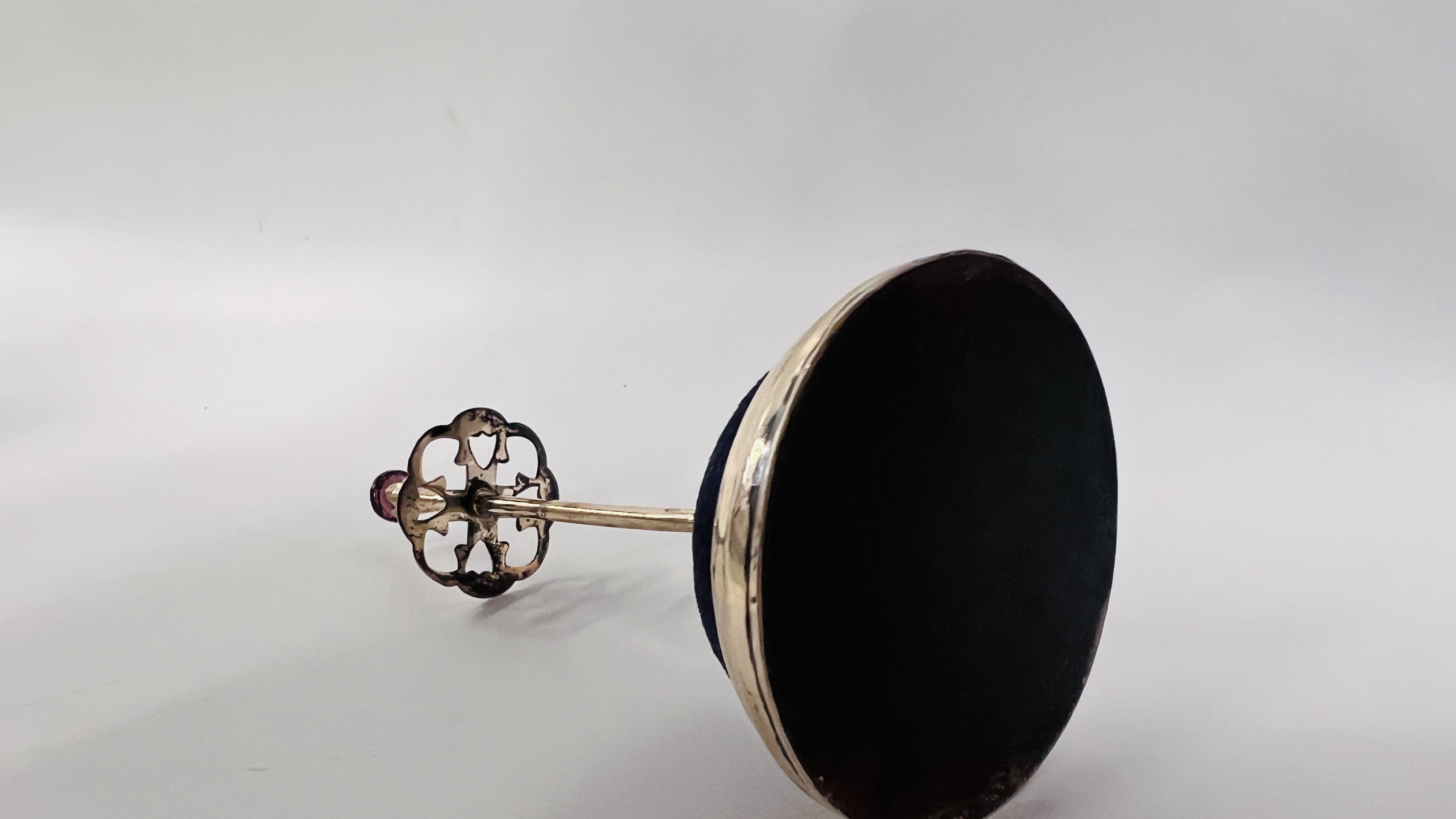 AN ANTIQUE SCOTTISH INSPIRED SILVER HAT PIN STAND, THE FINIAL SET WITH AN AMETHYST COLOURED STONE, - Image 6 of 6
