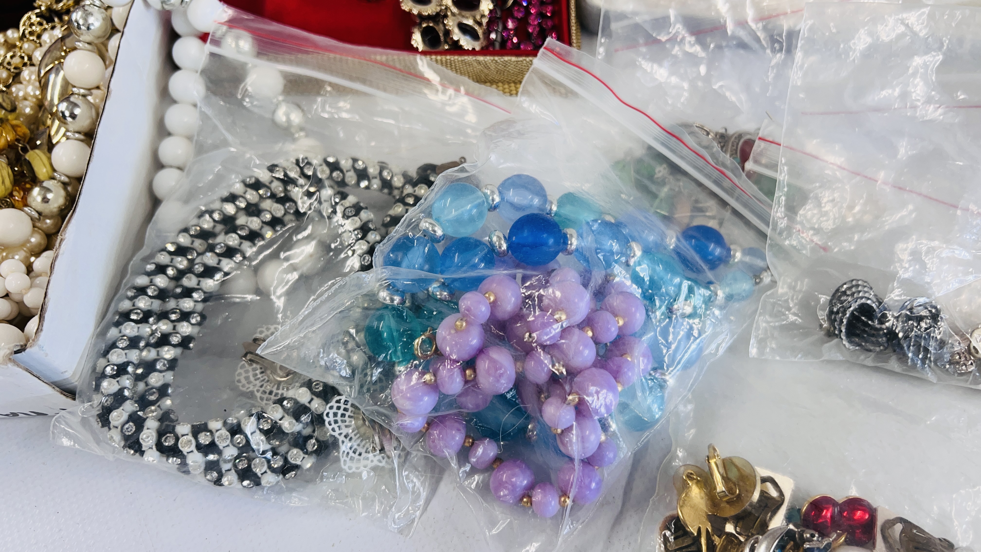 A TRAY OF ASSORTED COSTUME JEWELLERY TO INCLUDE SILVER EXAMPLES, BEADED NECKLACES, STUD EARRINGS, - Image 7 of 13
