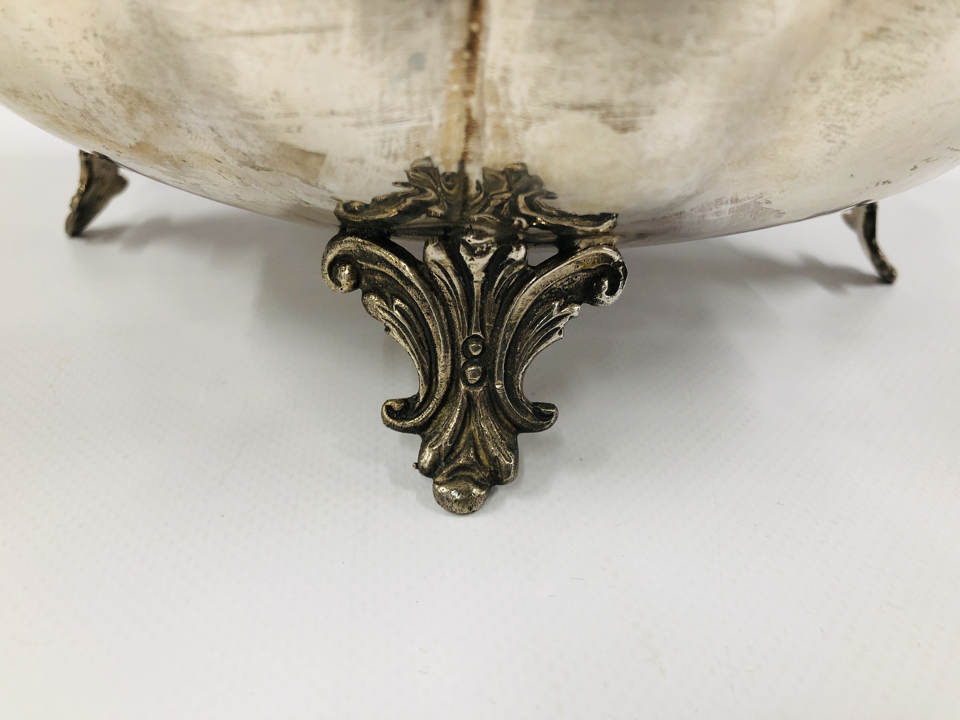 A SILVER AND GILT FRUIT BOWL, CIRCULAR LOBED MOLDED BORDER ON FOUR OPENWORK SCROLL FEET, DIA. - Image 3 of 10