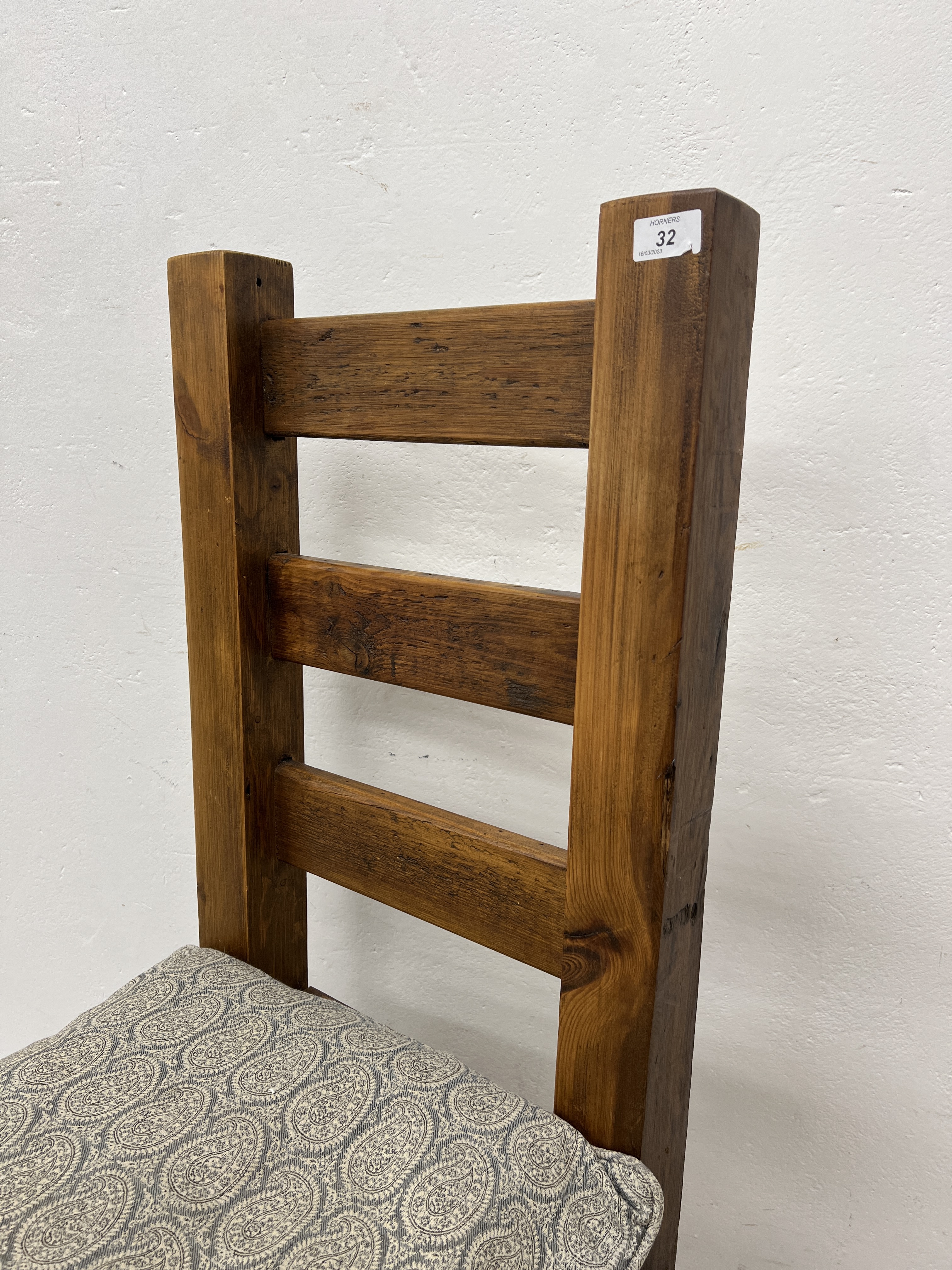 A CHUNKY SOLID PINE LADDER BACK HALL CHAIR, WAXED FINISH. - Image 2 of 5