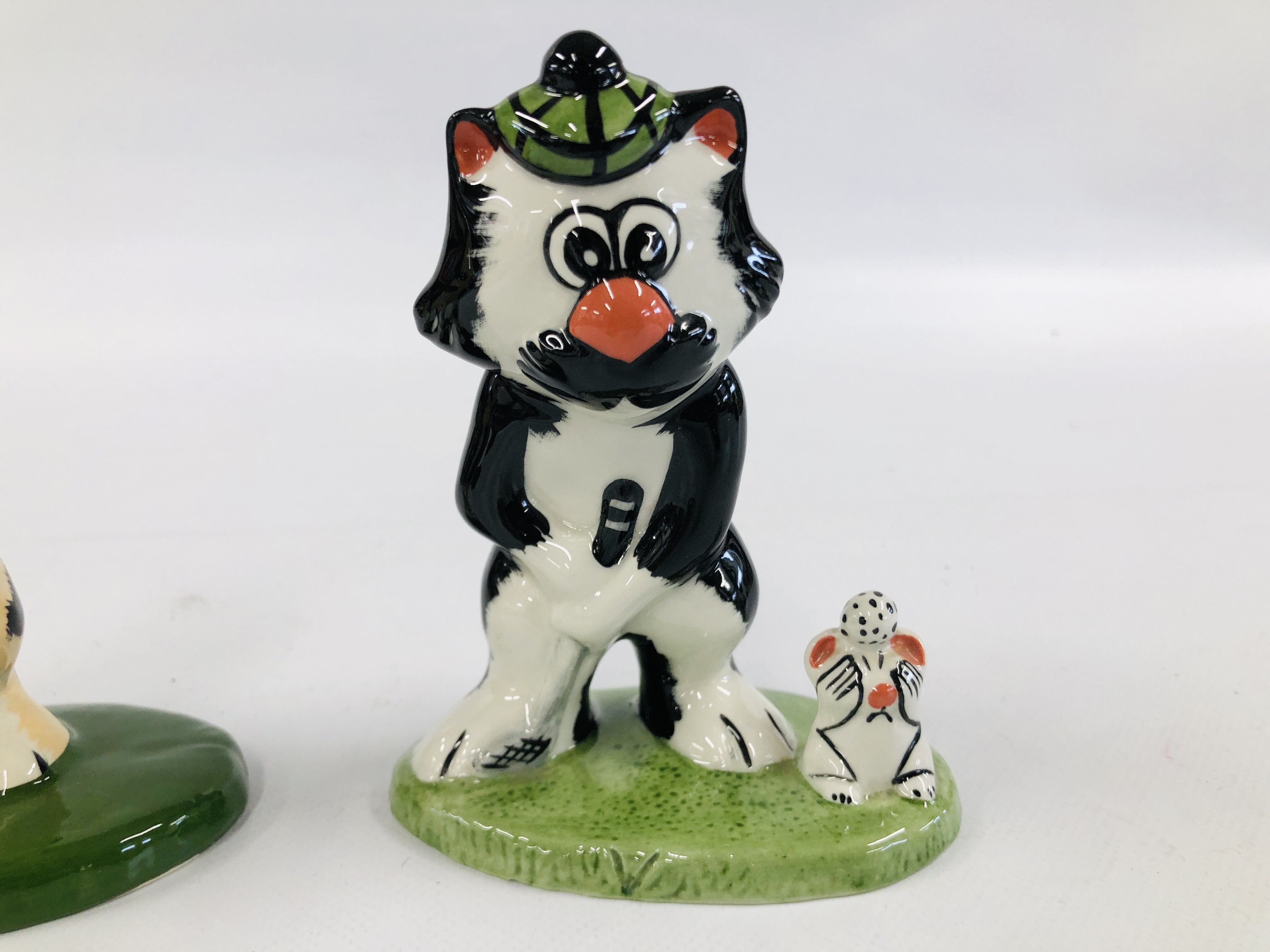 TWO LORNA BAILEY GOLFING CAT FIGURES TO INCLUDE TIGER (HEIGHT 14CM.) AND TOM AND JERRY (HEIGHT 14CM. - Image 2 of 6