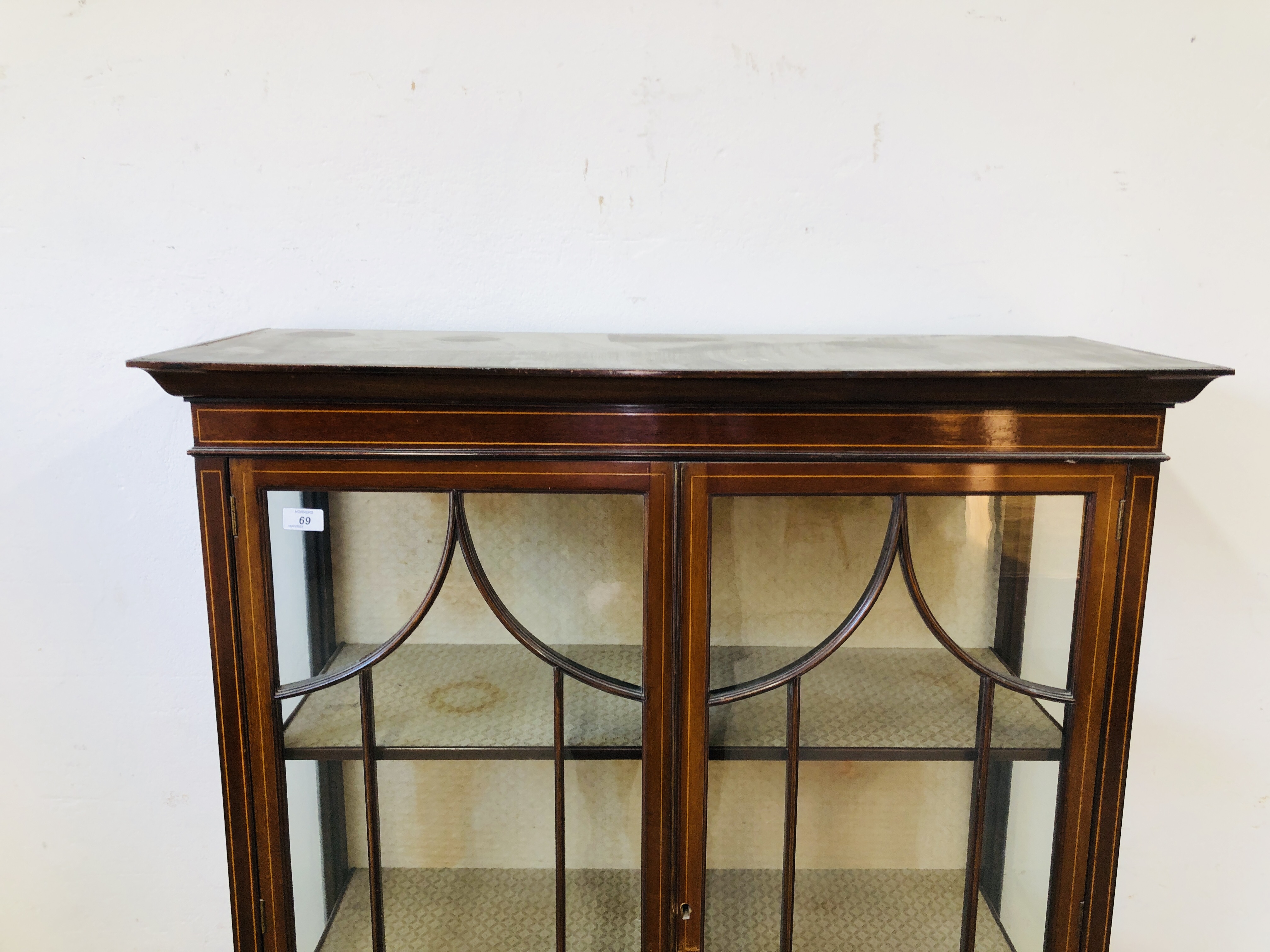 AN ANTIQUE MAHOGANY AND INLAID 2 DOOR GLAZED CABINET WITH LOWER TIER W 100CM X D 36CM X H 170CM. - Image 3 of 6