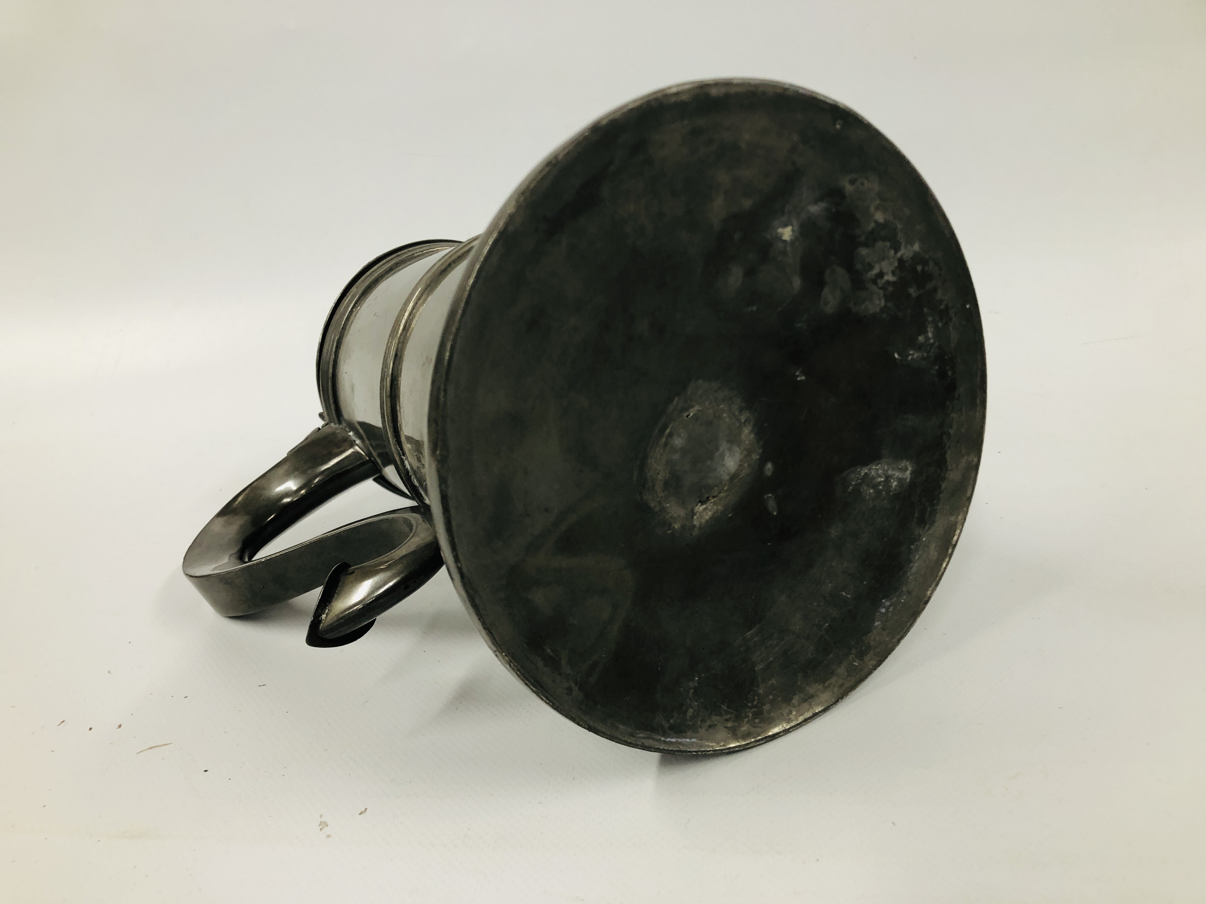 A VICTORIAN PEWTER FLAGON, H 26CM. - Image 7 of 7