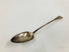 AN ANTIQUE SILVER SERVING SPOON, LONDON ASSAY MAKERS MARK I.L, LENGTH 30.5CM.