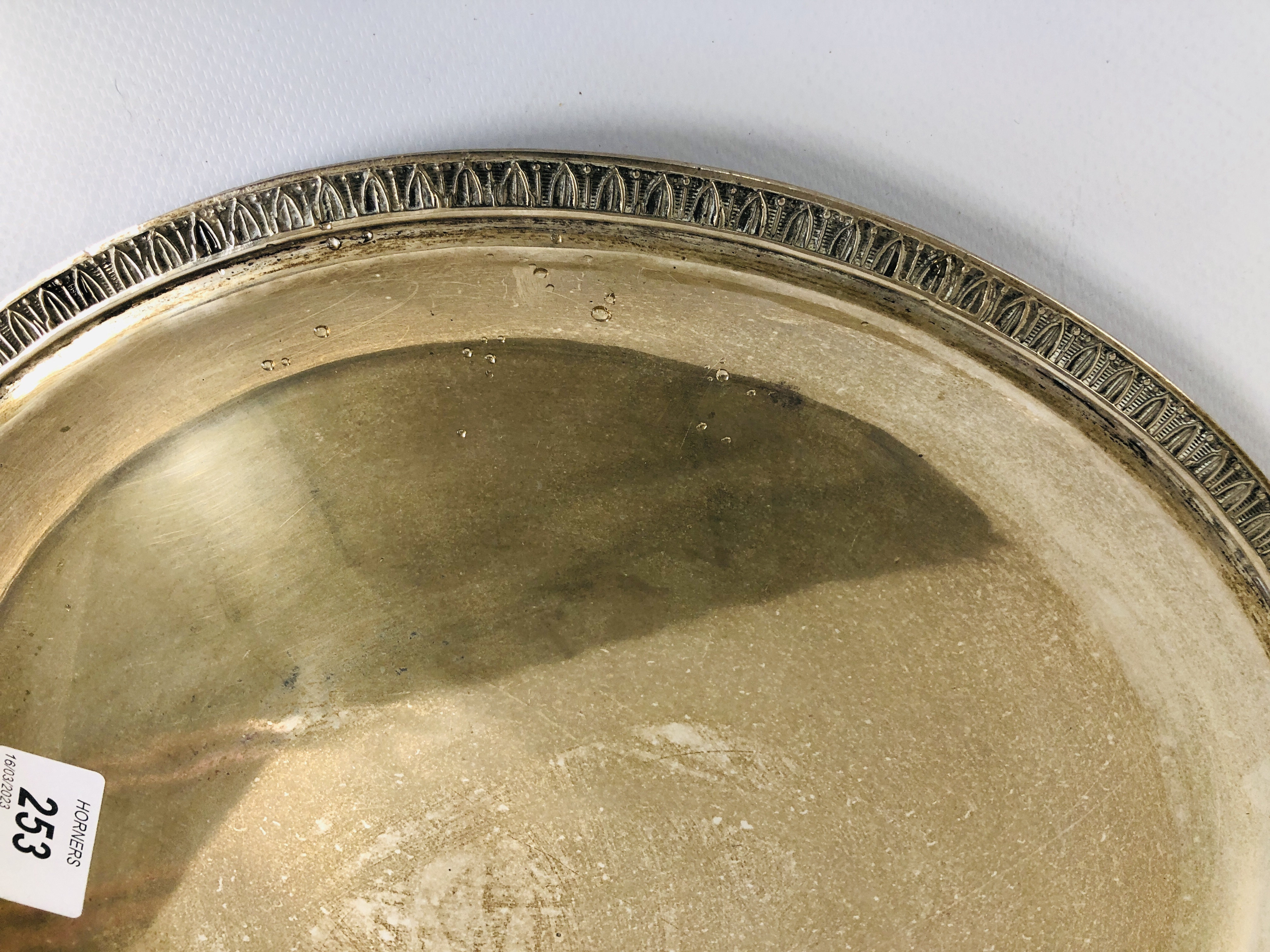 A CONTINENTAL WHITE METAL CIRCULAR SALVER MARKED 900, DIA. 30CM. - Image 3 of 11