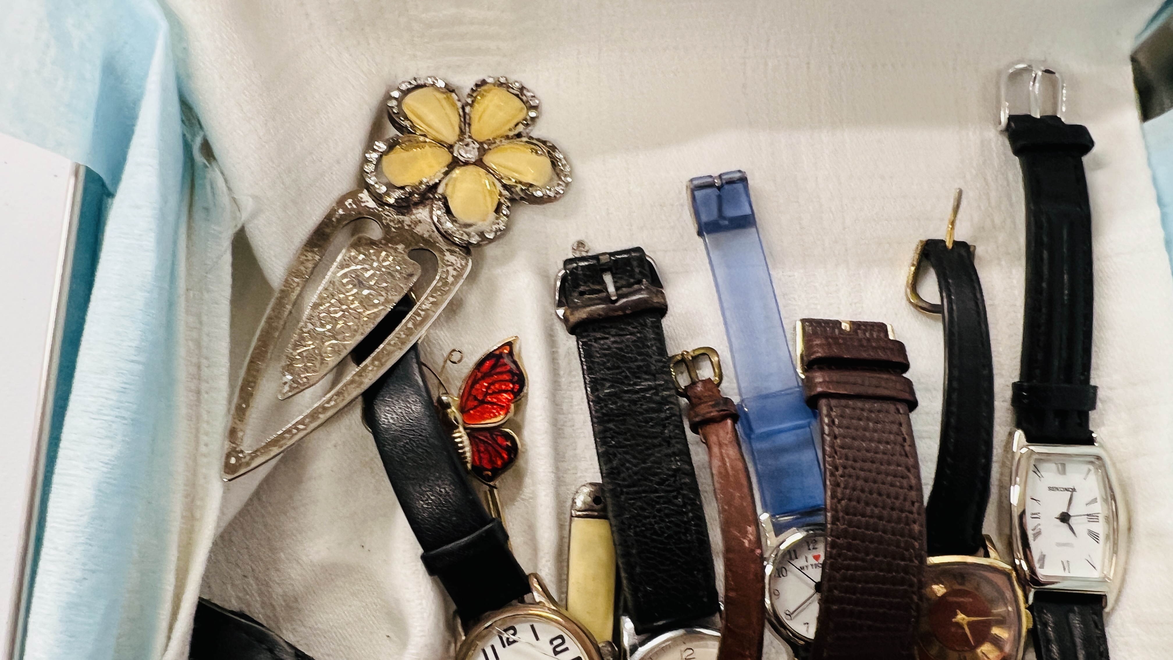 A GROUP OF ASSORTED MODERN AND VINTAGE WRIST WATCHES TO INCLUDE SEKONDA FOB WATCH, JOSMAR, - Image 5 of 6