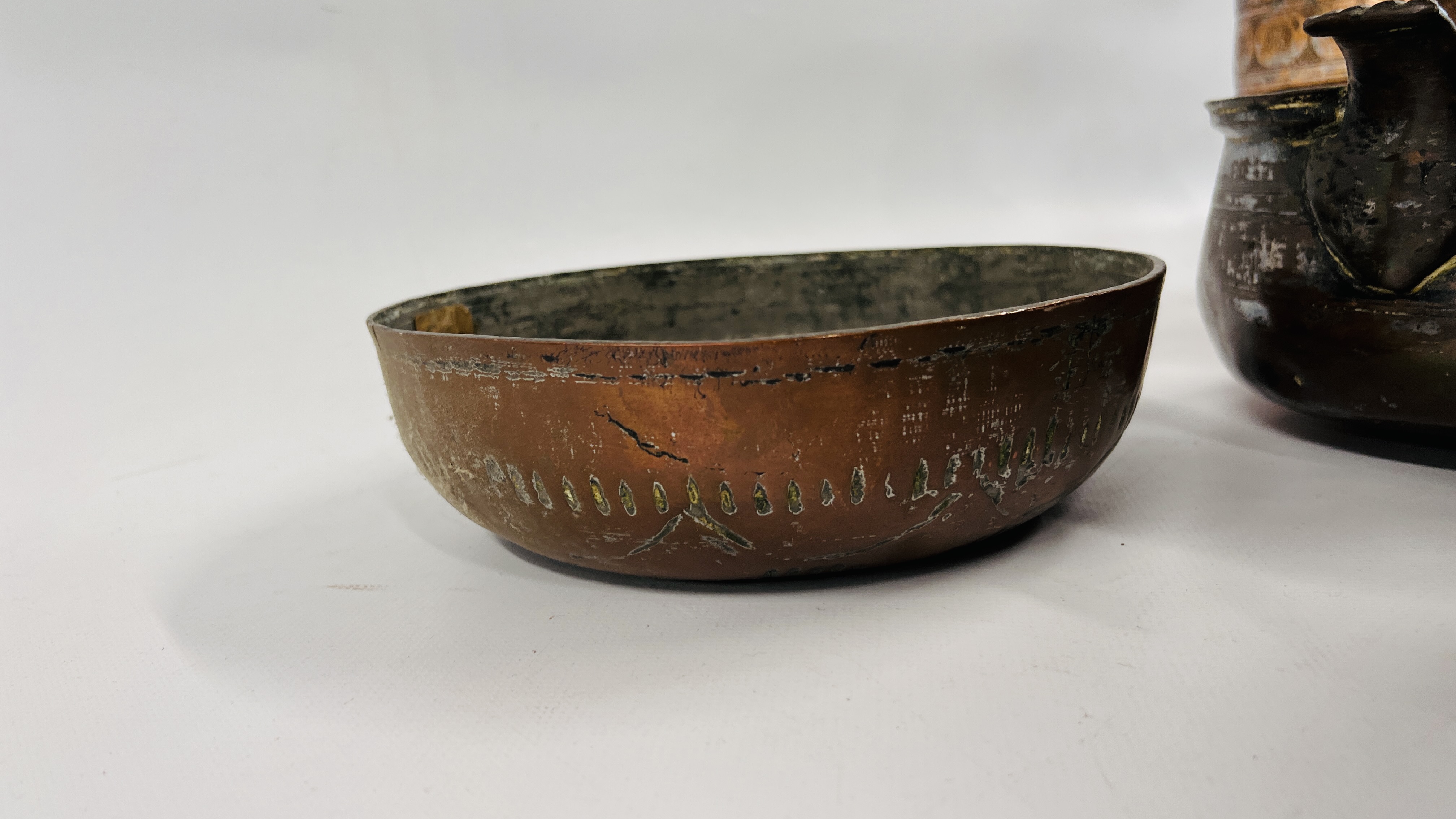 A BOX OF ASSORTED MIDDLE EASTERN AND ASIAN METAL WARE ARTIFACTS COMPRISING PANS, CONTAINERS, - Image 11 of 17