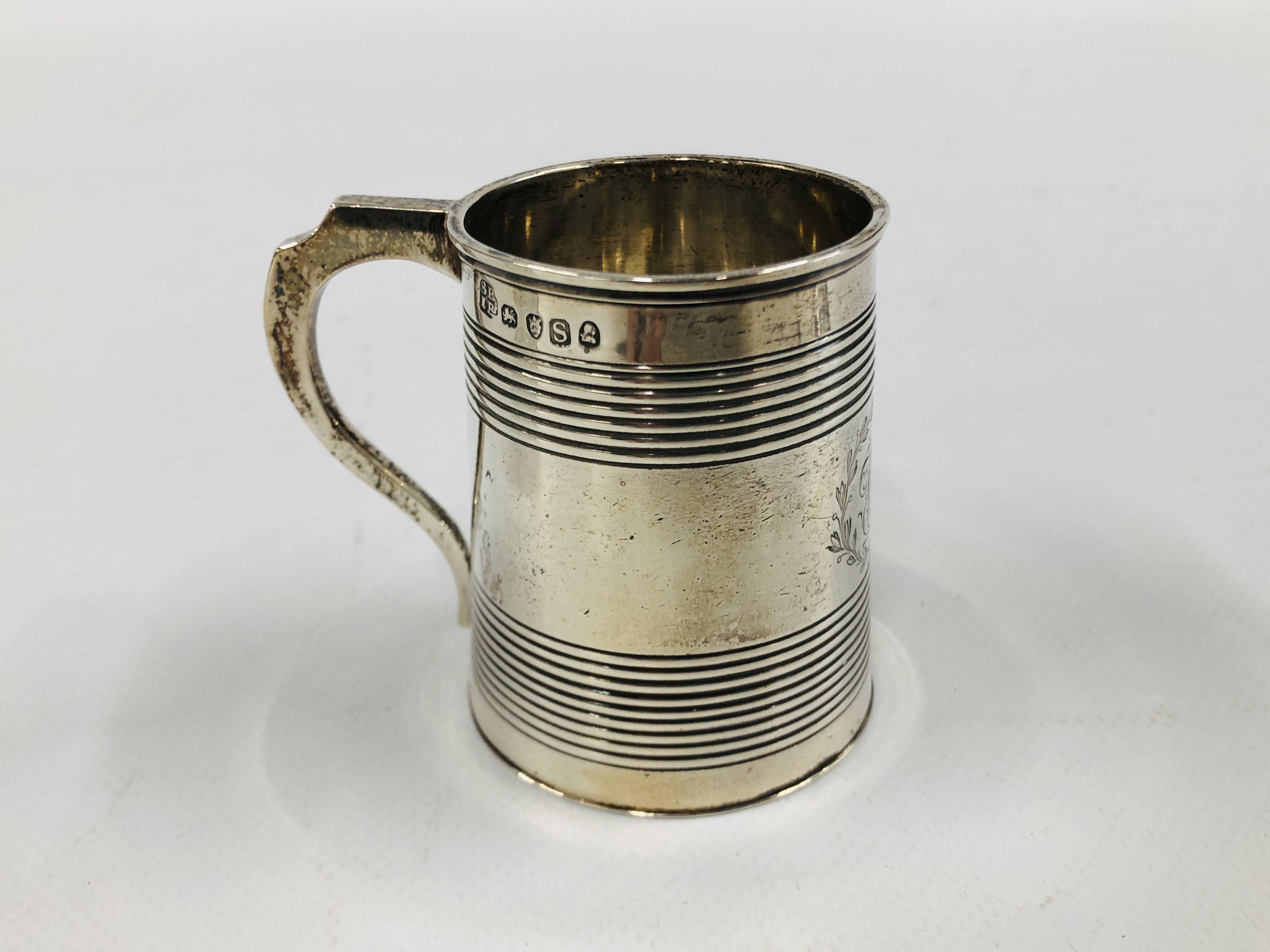 A SILVER TANKARD LONDON ASSAY 6. - Image 8 of 18