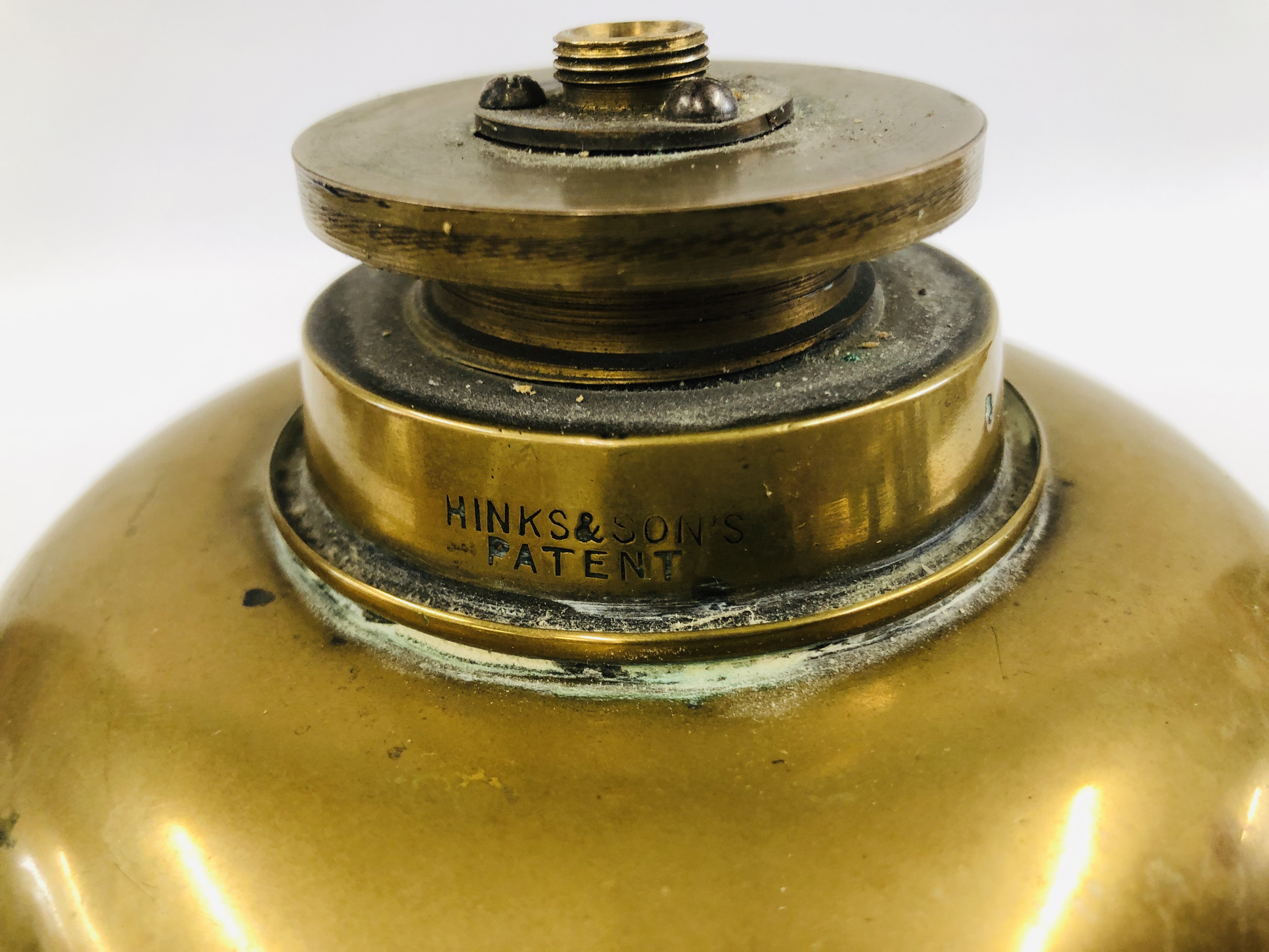 A VINTAGE BRASS OIL LAMP STAMPED WITH ORIGINAL MAKERS MARK "HINKS & SONS" PATENT - H 30CM. - Image 3 of 4