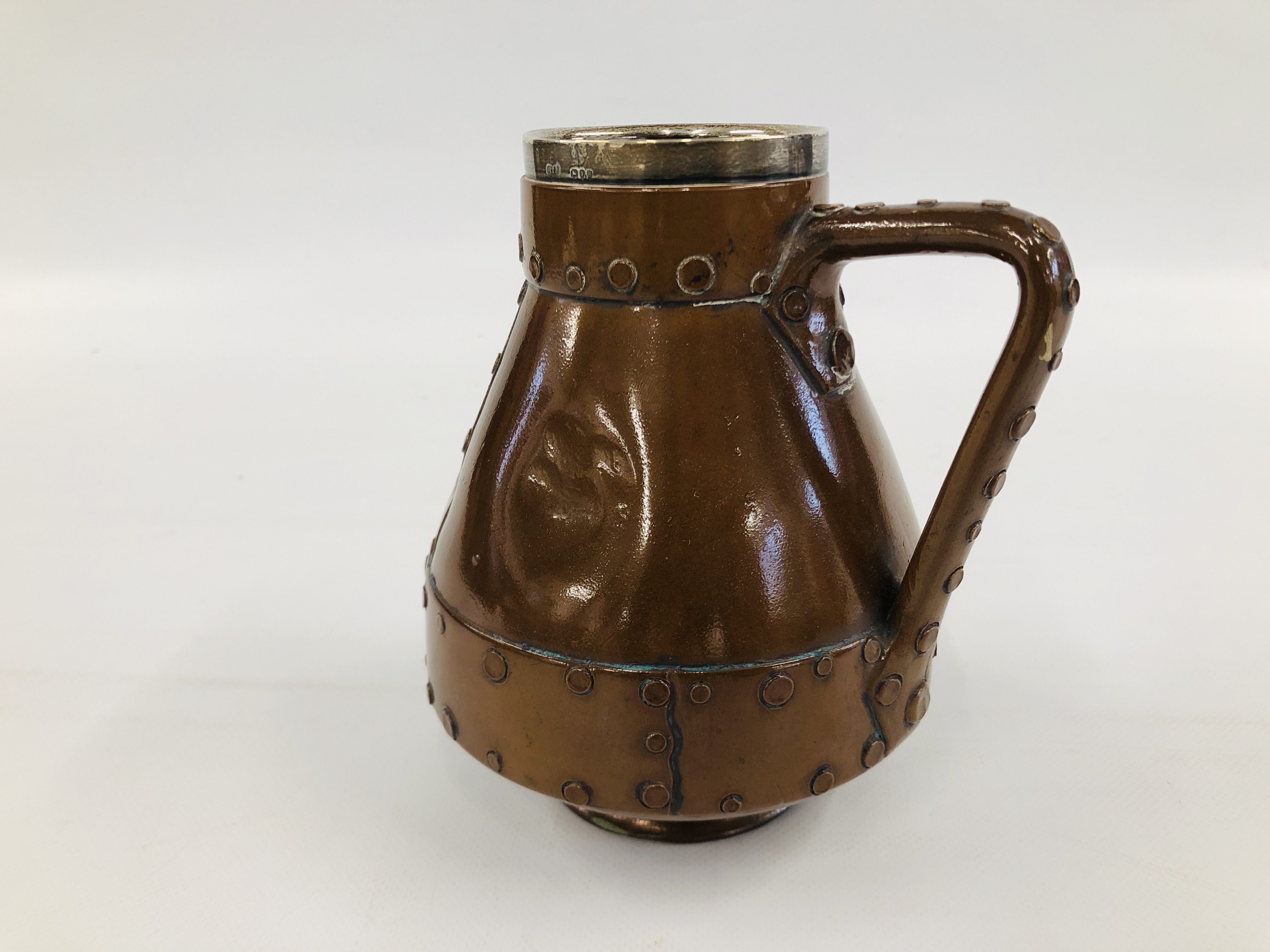 A DOULTON LAMBETH ARTS & CRAFT SILICON ENGLAND 9281 JUG IN THE GLAZED COPPER STYLE WITH SILVER RIM - Image 4 of 7