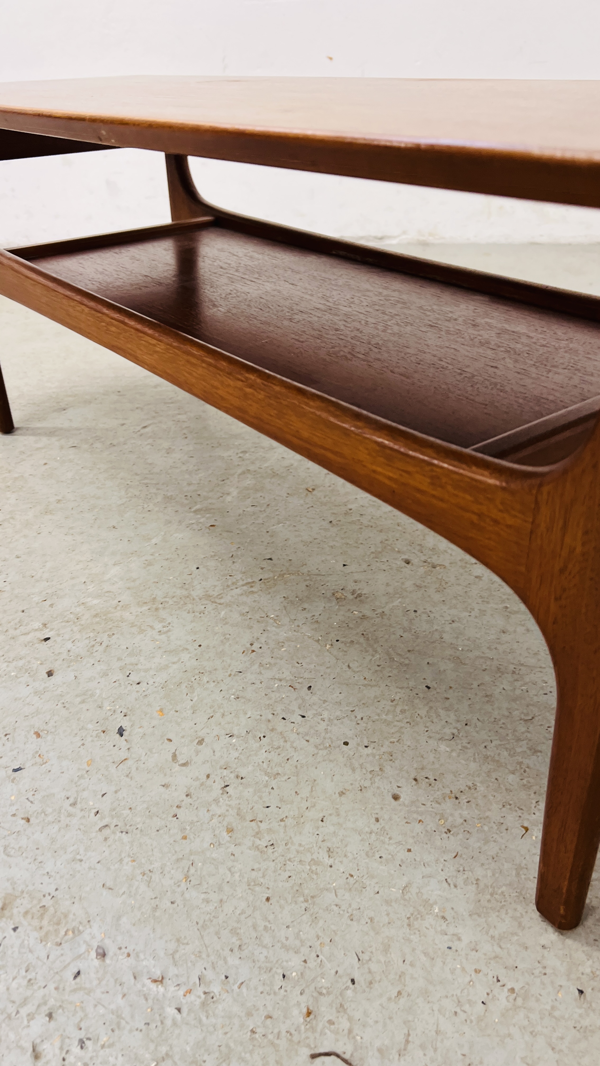 A RETRO TEAK TWO TIER COFFEE TABLE. - Image 5 of 7