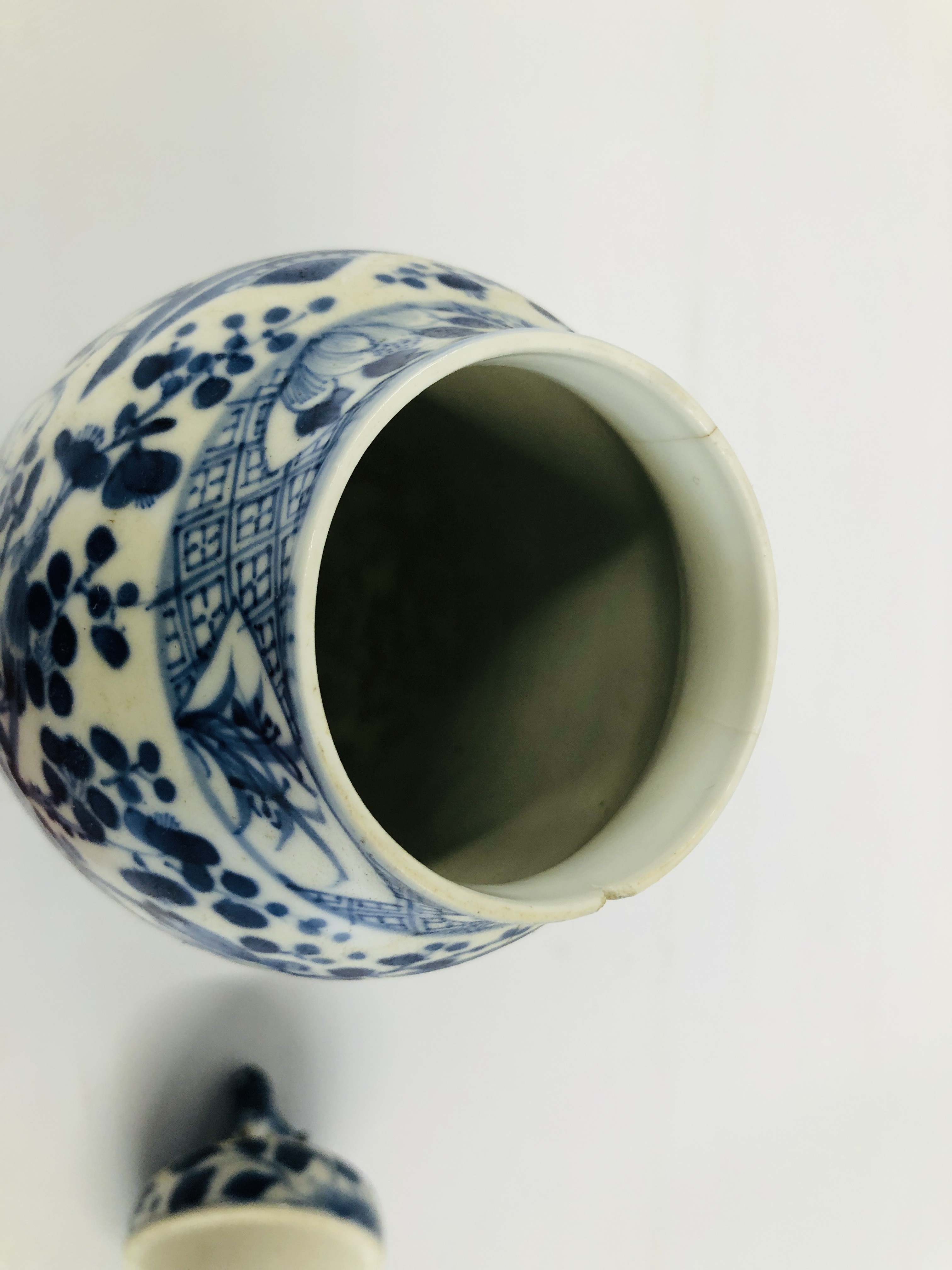 A VINTAGE CHINESE BLUE AND WHITE OVOID VASE AND COVER (A/F HAIRLINE CRACK AND SMALL CHIP) H 24CM. - Image 10 of 11